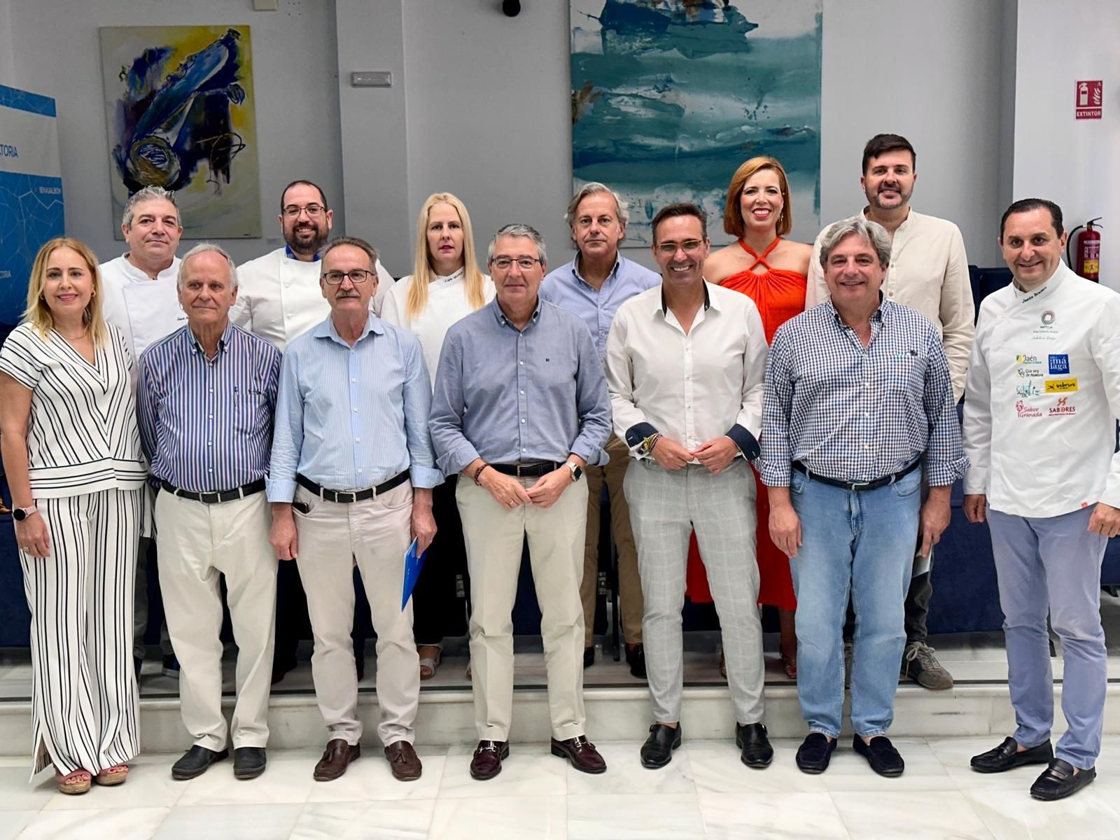 Autoridades municipales junto a las entidades gastronómicas participantes de la Fiesta del Boquerón