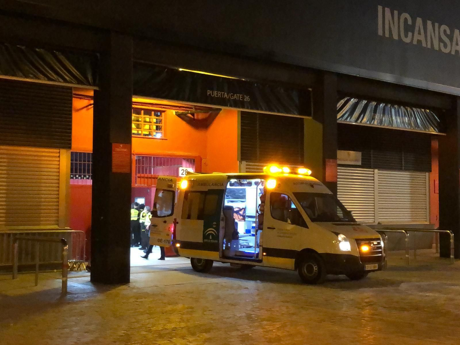 Una ambulancia del 061, en la puerta del estadio Ramón Sánchez Pizjuán la noche del domingo.