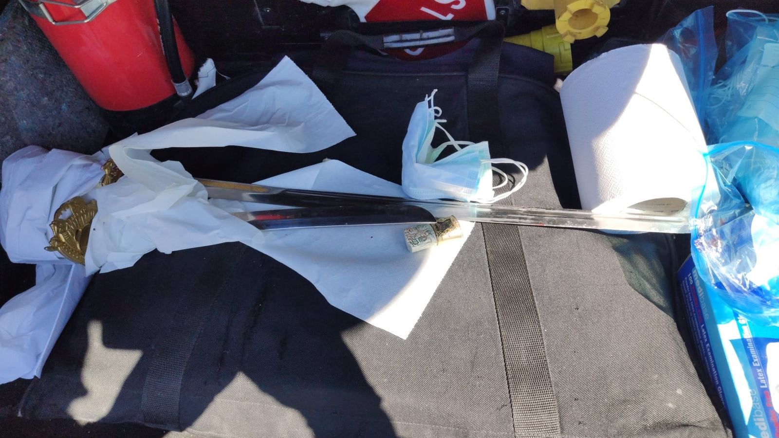 Las dos catanas arrebatadas por la Policía Nacional al detenido.