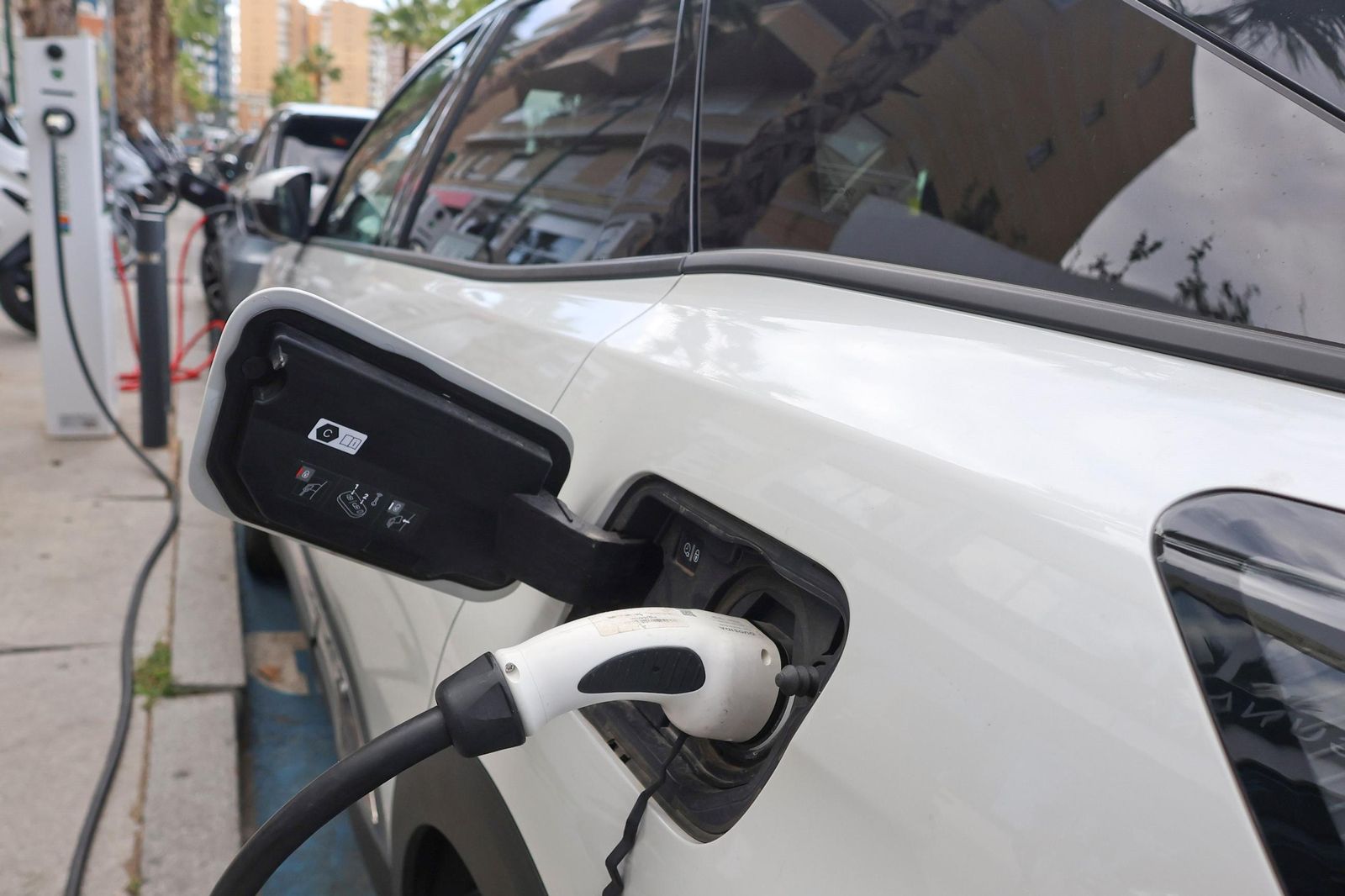 Imagen de un coche eléctrico en un punto de recarga