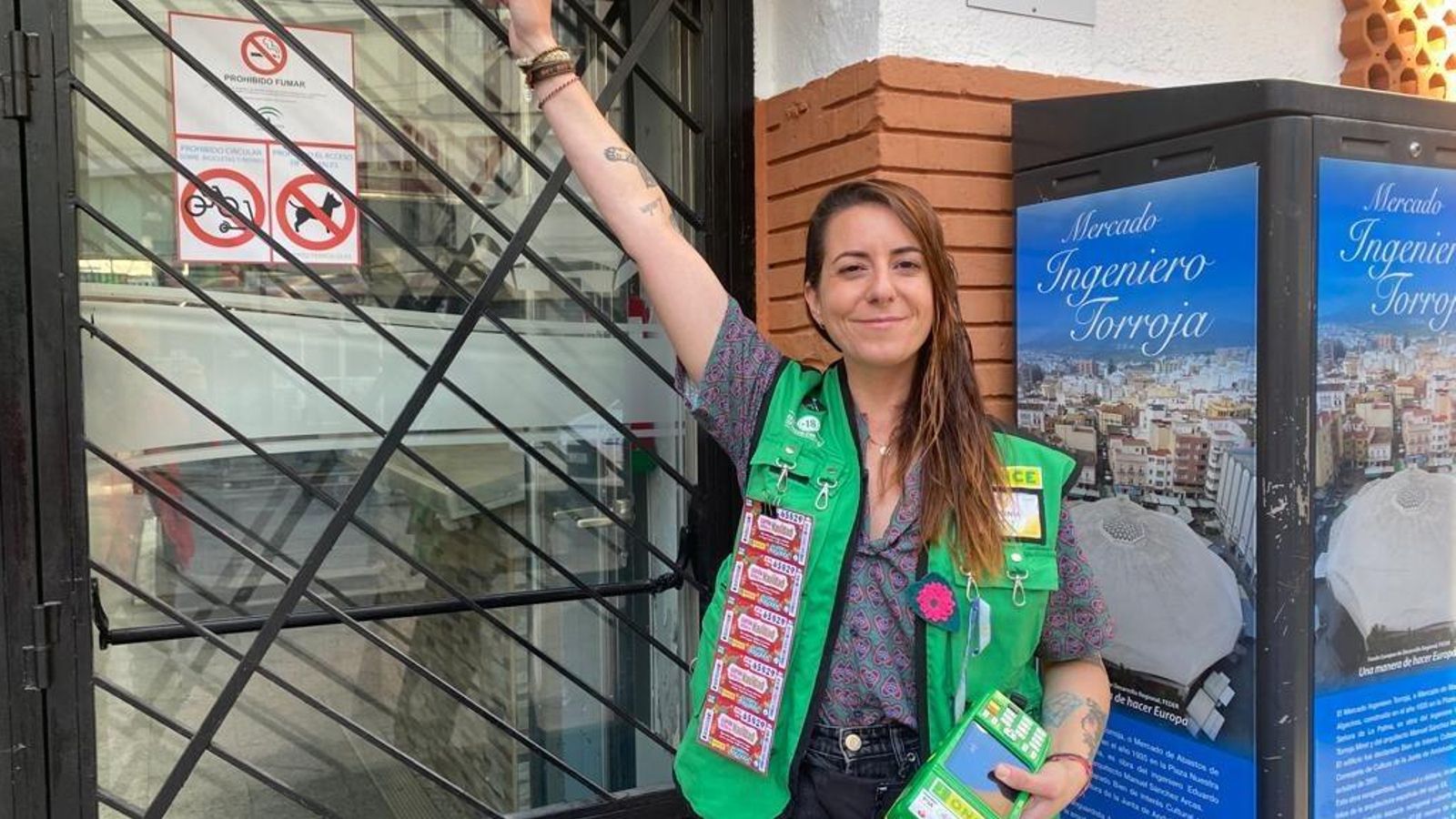 La vendedora Virginia Gómez en la Puerta del Mar del Ingeniero Torroja.