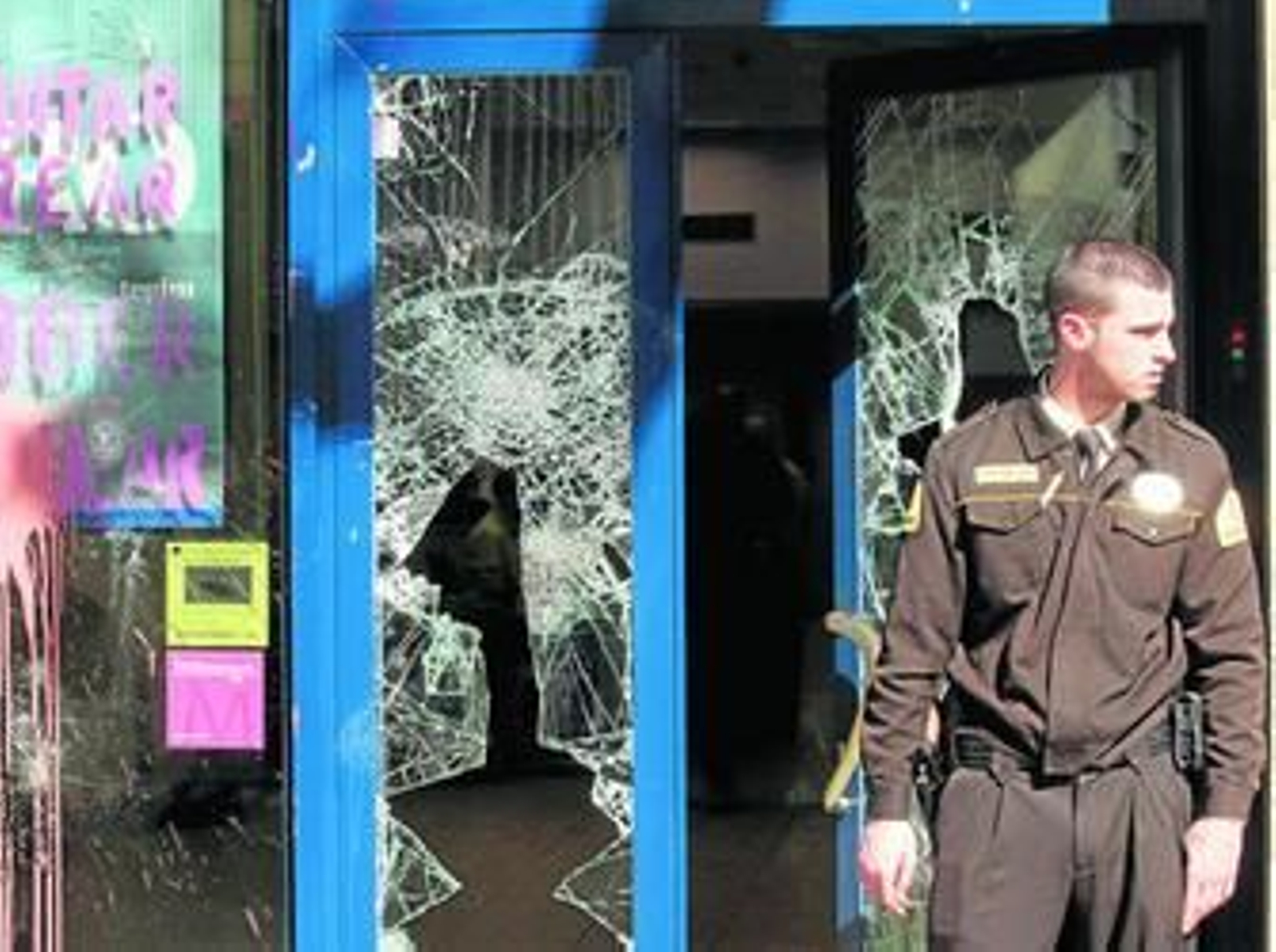 Un aspecto de los destrozos causados en un local comercial de Barcelona durante la última huelga general.
