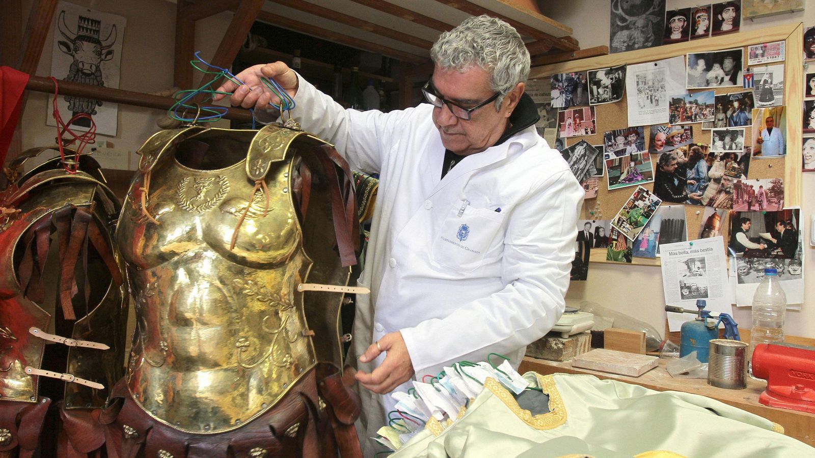 Enrique Cabrera en su taller situado en el Centro Cultural Gran Capitán.