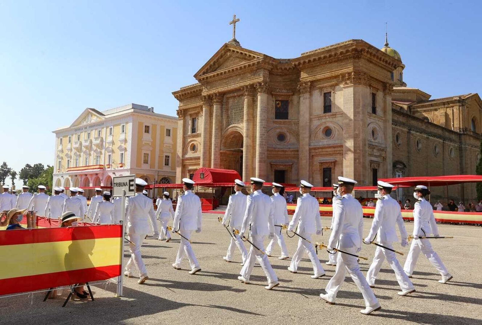 Entrega de despachos en la Escuela de Suboficiales de la Armada