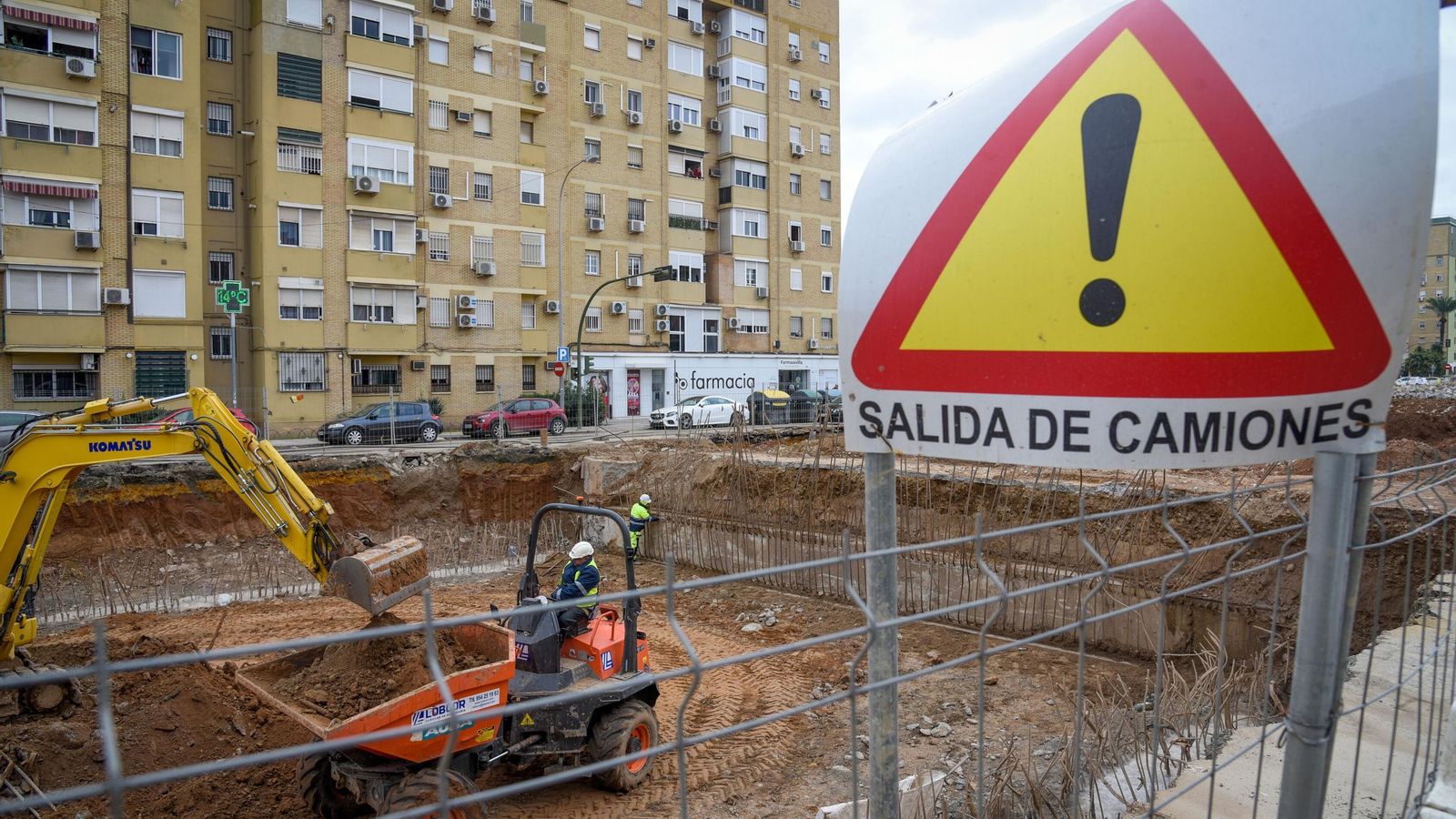Señalización de salida de camiones frente al mesón Pino Montano