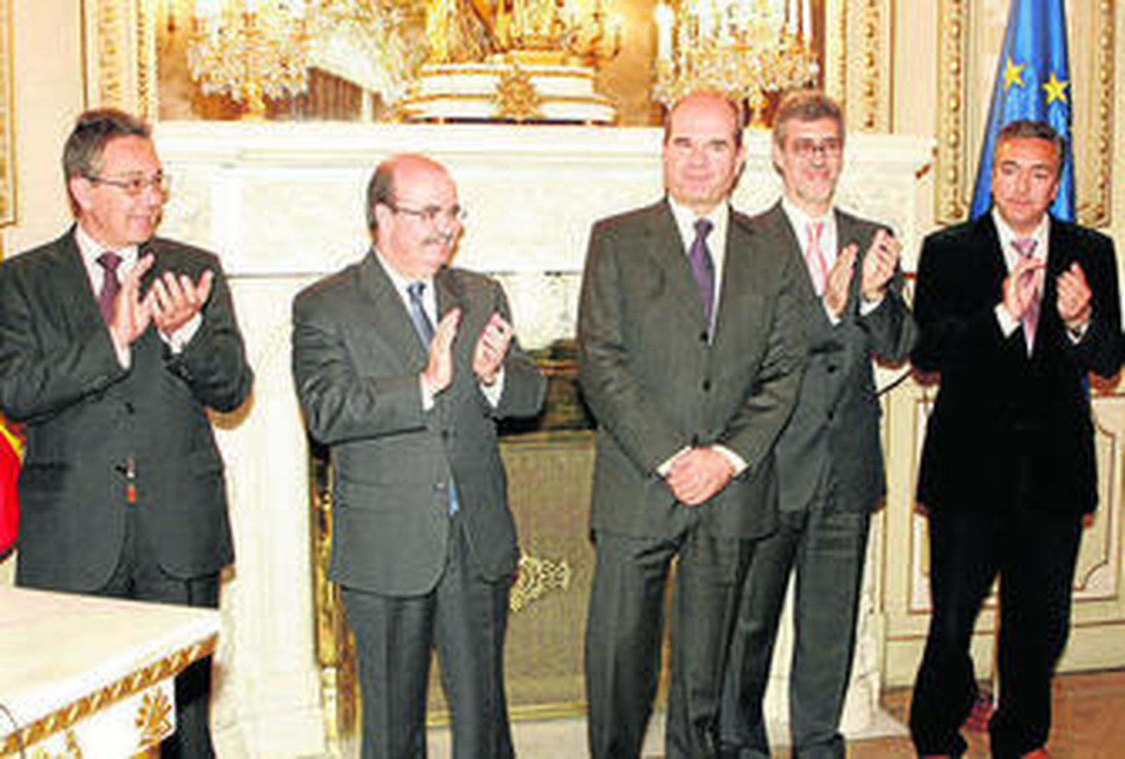 José Manuel Cervera, junto a la estatua de San Fernando donde iba una boca del Metro.