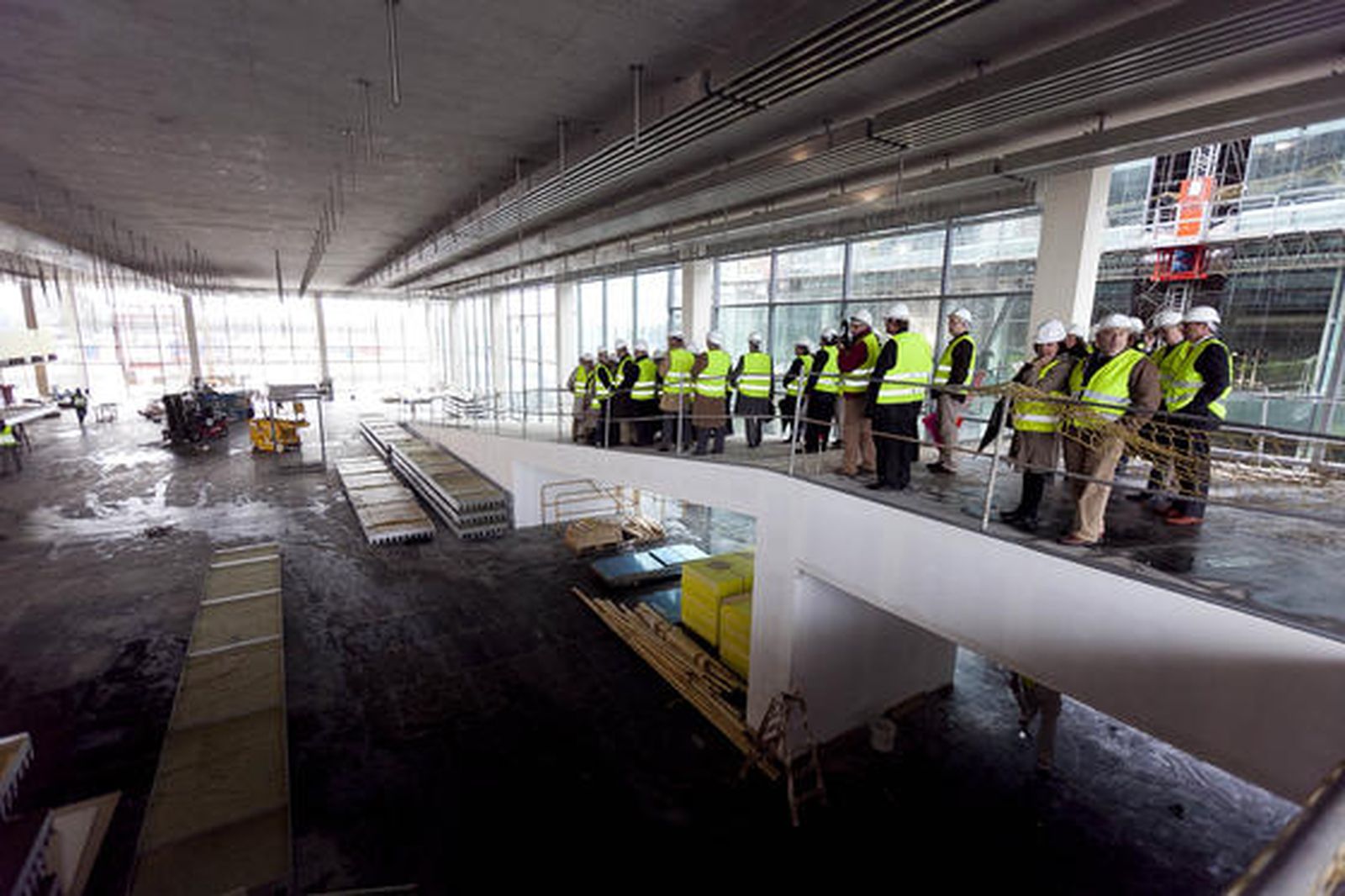 El director gerente de Fibes, Maestro; la segunda teniente de alcalde y concejal de Fiestas Mayores y Turismo, Rosamar Prieto-Castro; el presidente de la Cámara de Comercio de Sevilla, Francisco Herrero; y el gerente del Convention Bureau, Manuel Macías, visitan las obras de ampliación de Fibes junto a medio centenar de empresarios del sector turístico.

Foto: Jaime Martínez