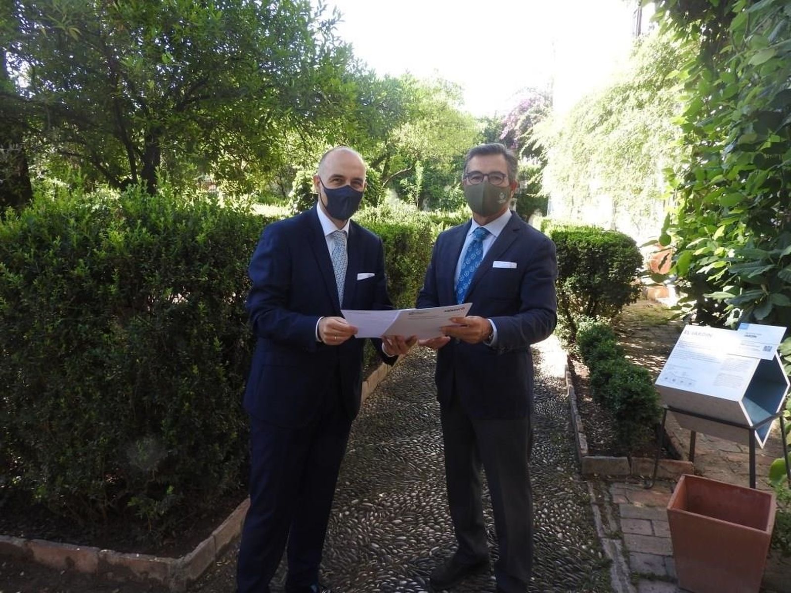 Firma del acuerdo entre Cajasur y el Colegio de Ingenieros Agrónomos de Andalucía.