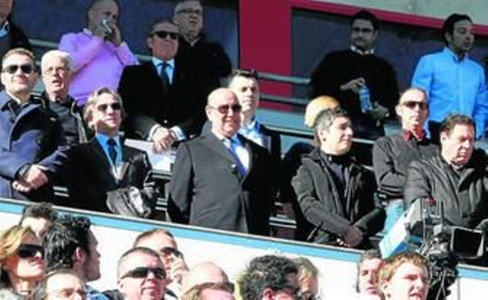 Jesús Samper, en el centro, en el palco de la Nueva Condomina.