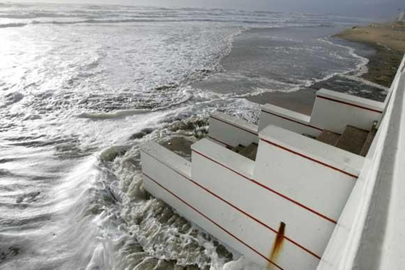 Los fuertes vientos y las mareas están afectando el perfil de la playa de la Victoria, que se está quedando prácticamente sin arena

Foto: Jesus Marin