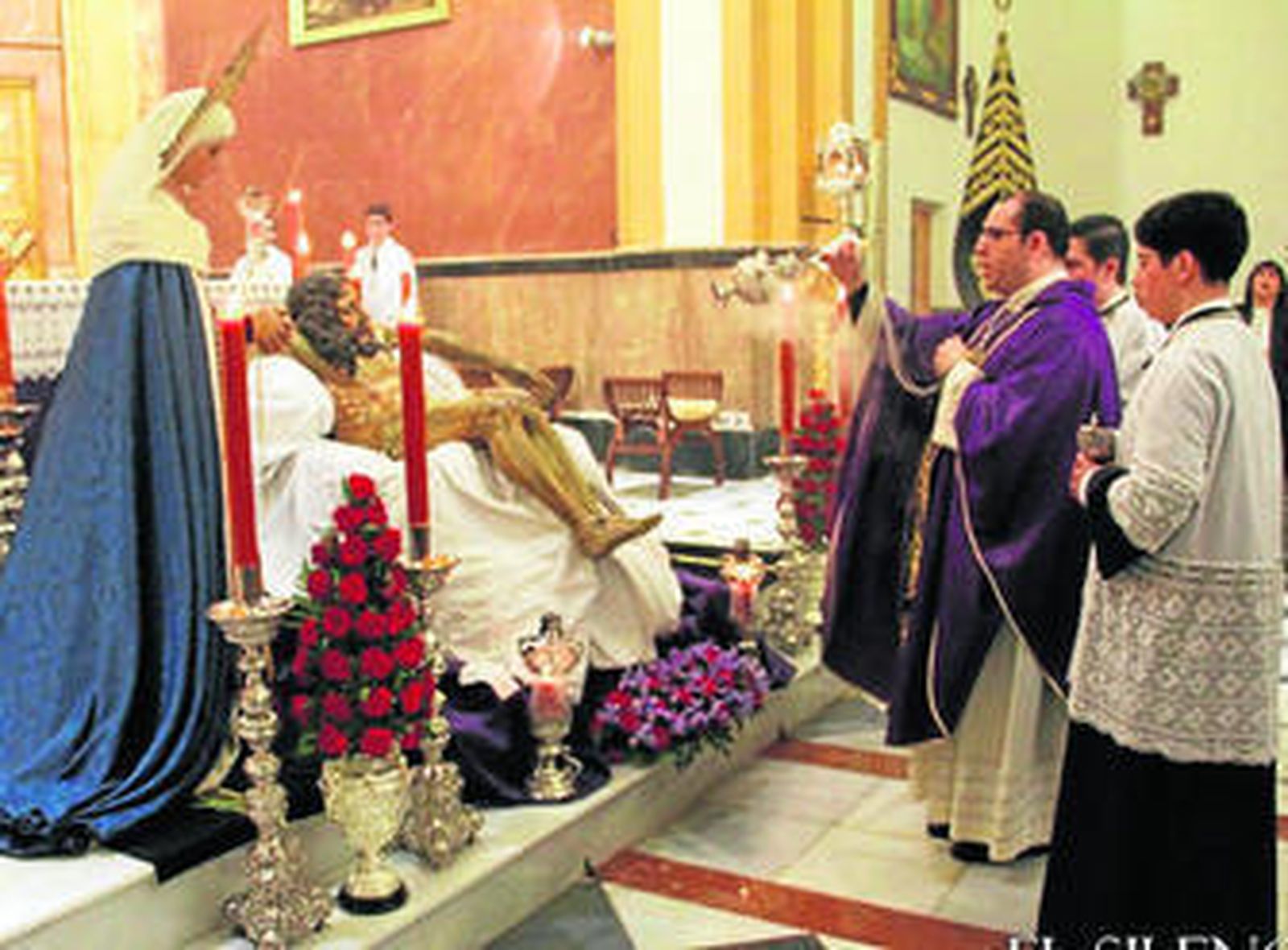 El consiliario incensa a los titulares de la Hermandad durante la función principal.