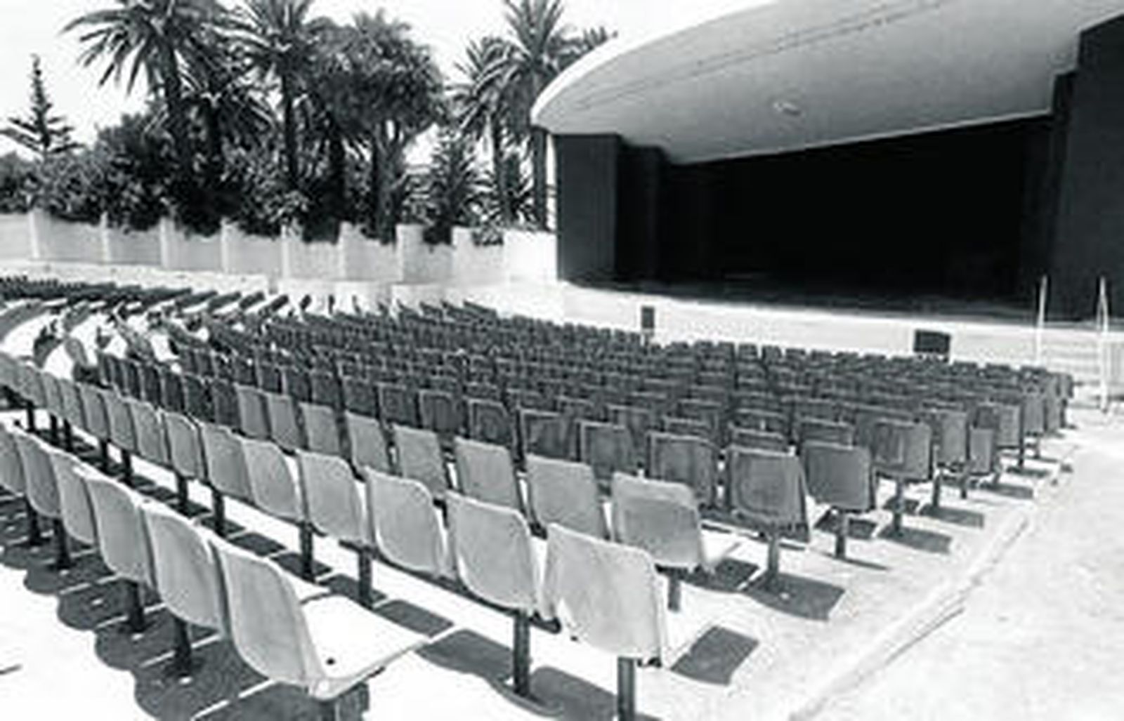 Imagen del antiguo teatro Pemán, cuyas obras están previstas que estén listas el próximo verano.