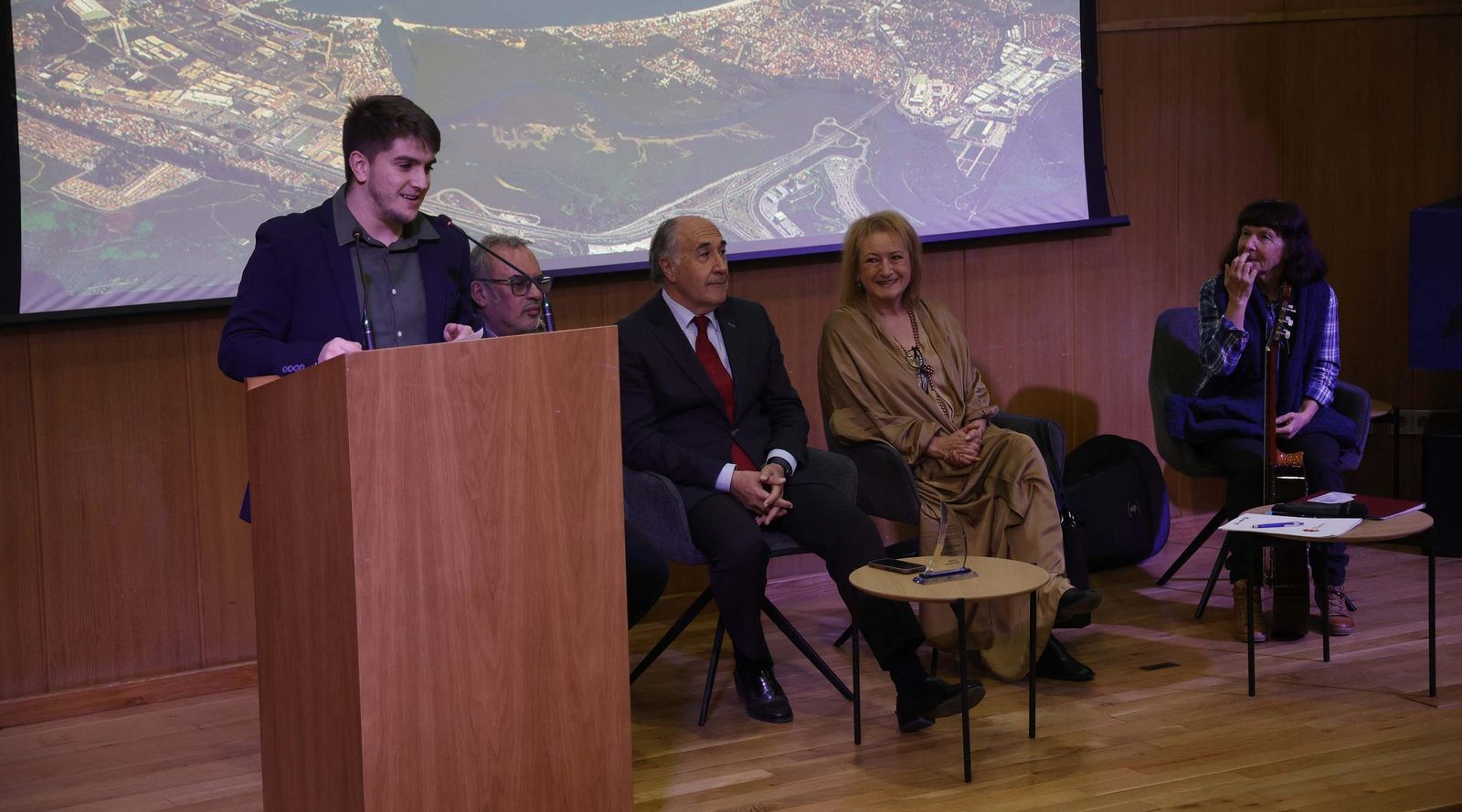 Fotos de la entrega de los premios del Ateneo de Algeciras a María Quiros y Tatiana Delalvz
