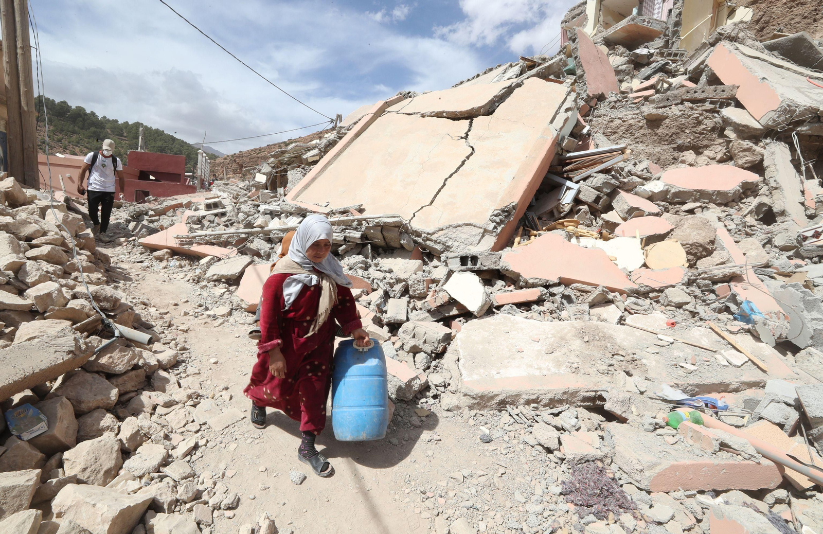 Un par de personas camina entre las ruinas de una población afectada por el terremoto de Marruecos.