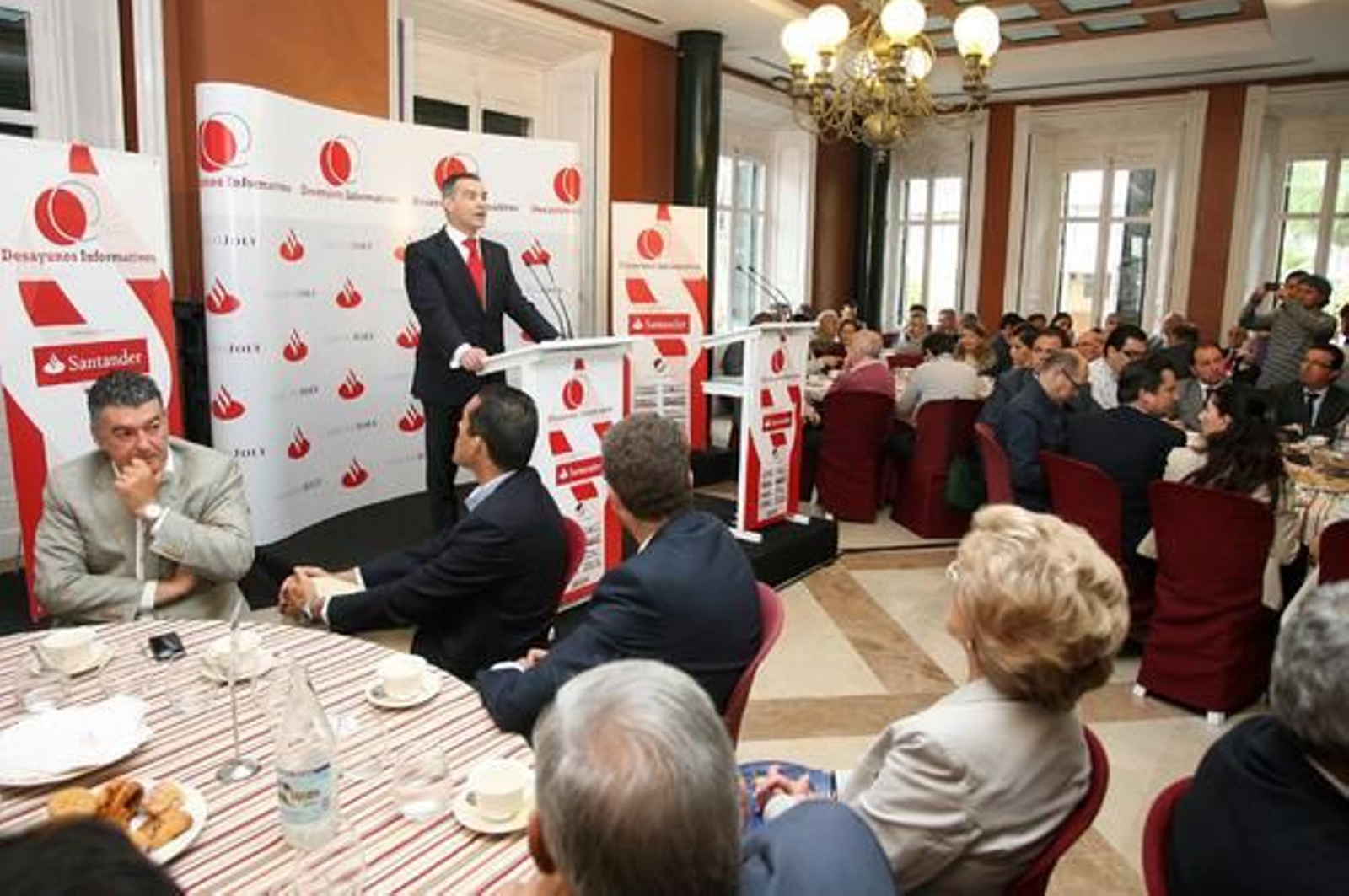Ángel Castellano, durante su intervención, en la que destacó que el Banco Santander cuenta en la provincia con un total de 40 oficinas y 658 en Andalucía, al servicio de más de dos millones de personas.

Foto: Josue Correa/Alberto Dominguez