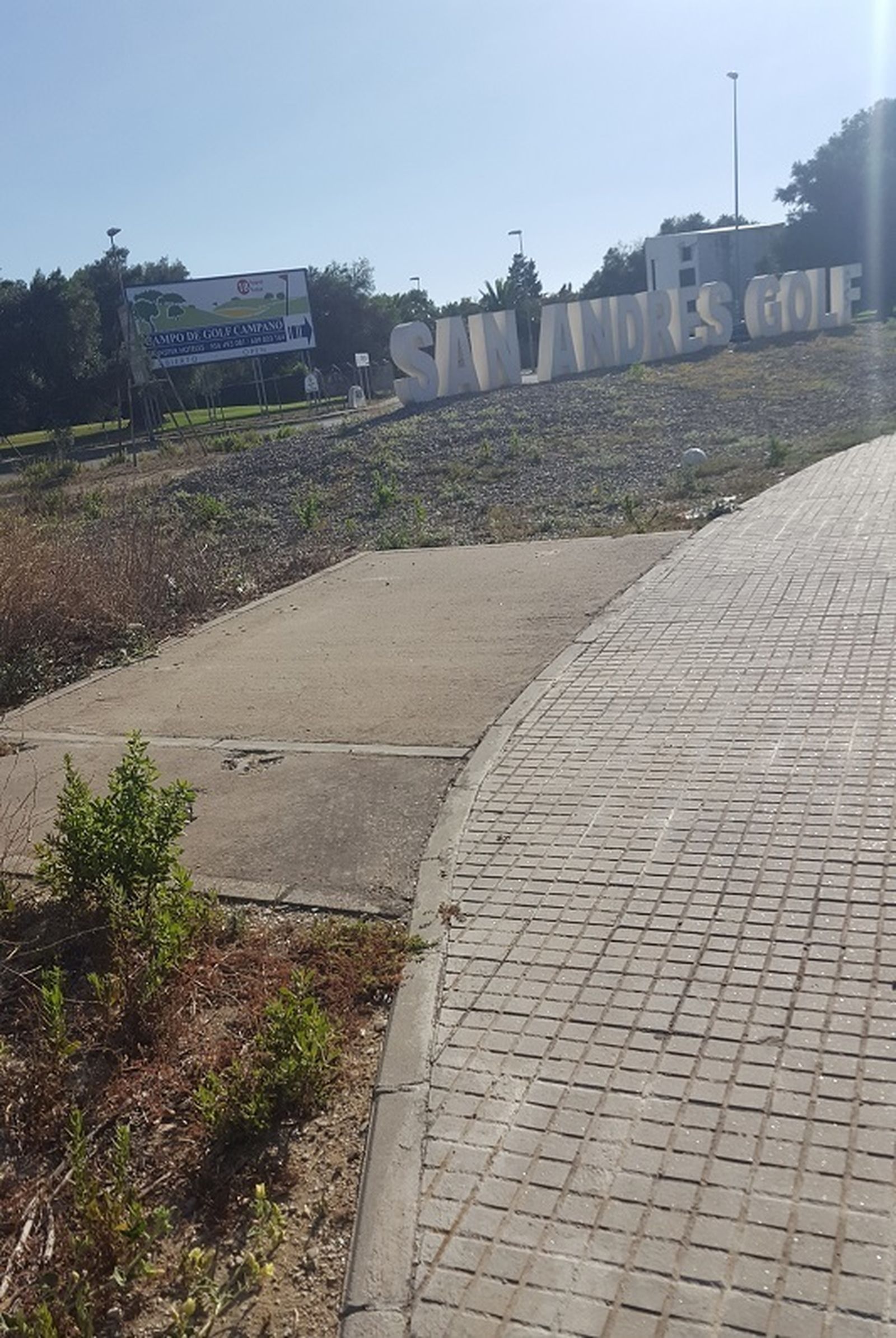 Una parada de autobuses sin marquesinas desde hace cinco años.