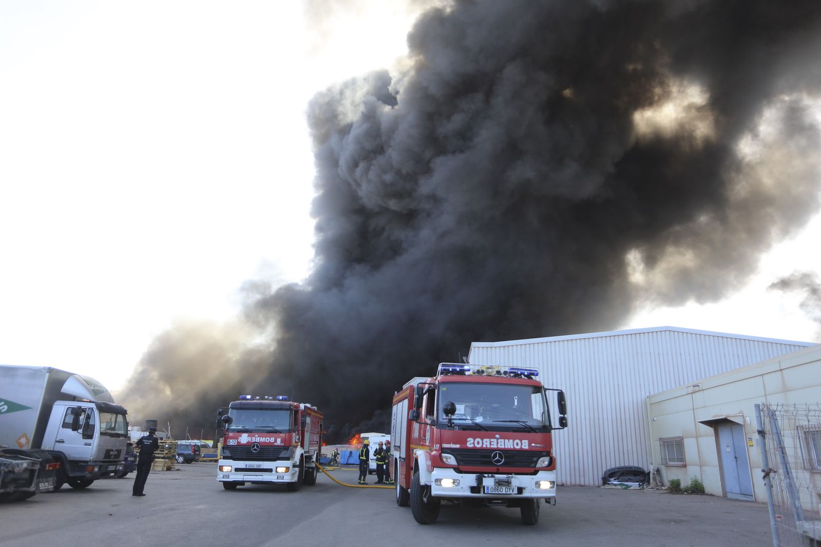 El incendio en el polígono Guadalhorce de Málaga, en fotos