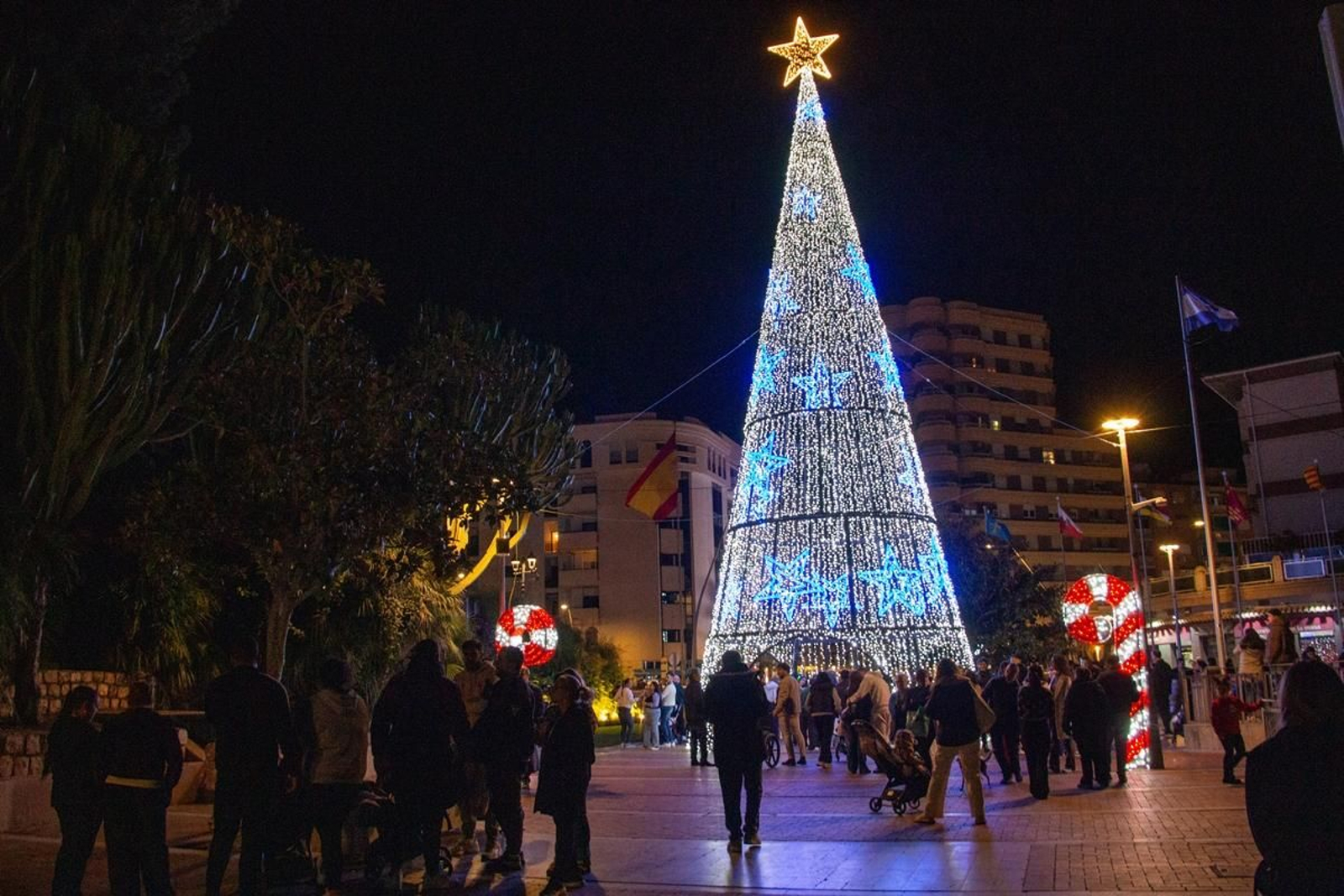 Gente viendo las luces de Navidad de Motril