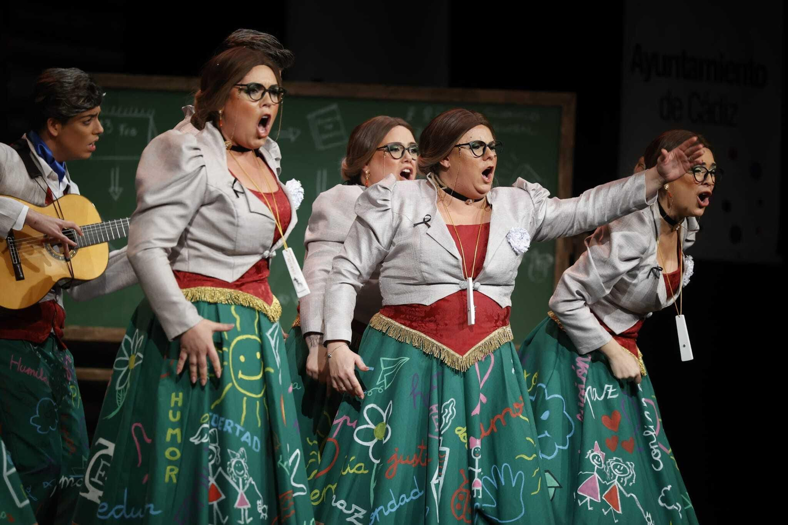 Comparsa 'Las tía de la tiza'.