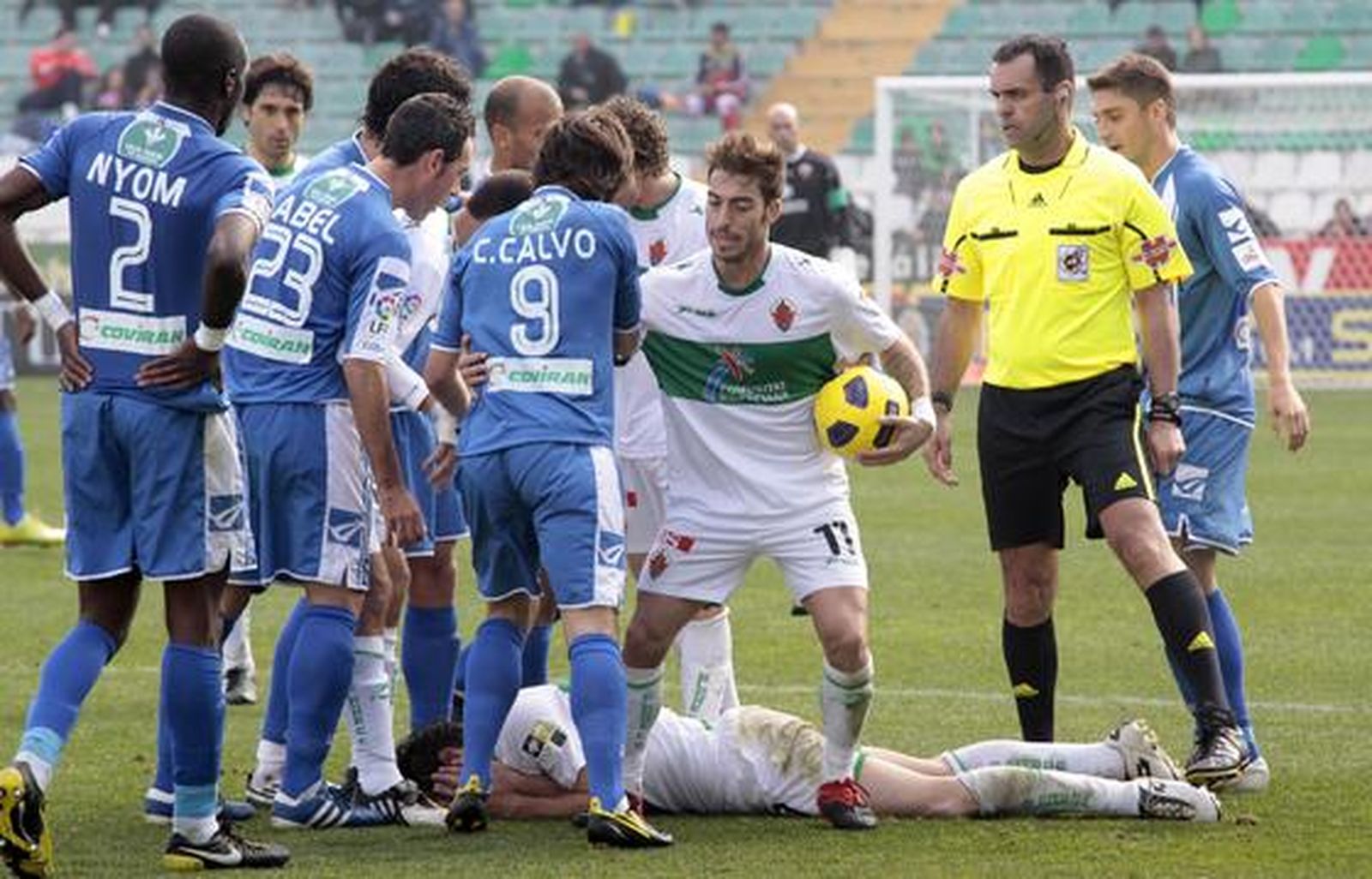 El Granada se trae un empate del estadio del Elche pese a jugar gran parte del partido con uno más (0-0). / LOF