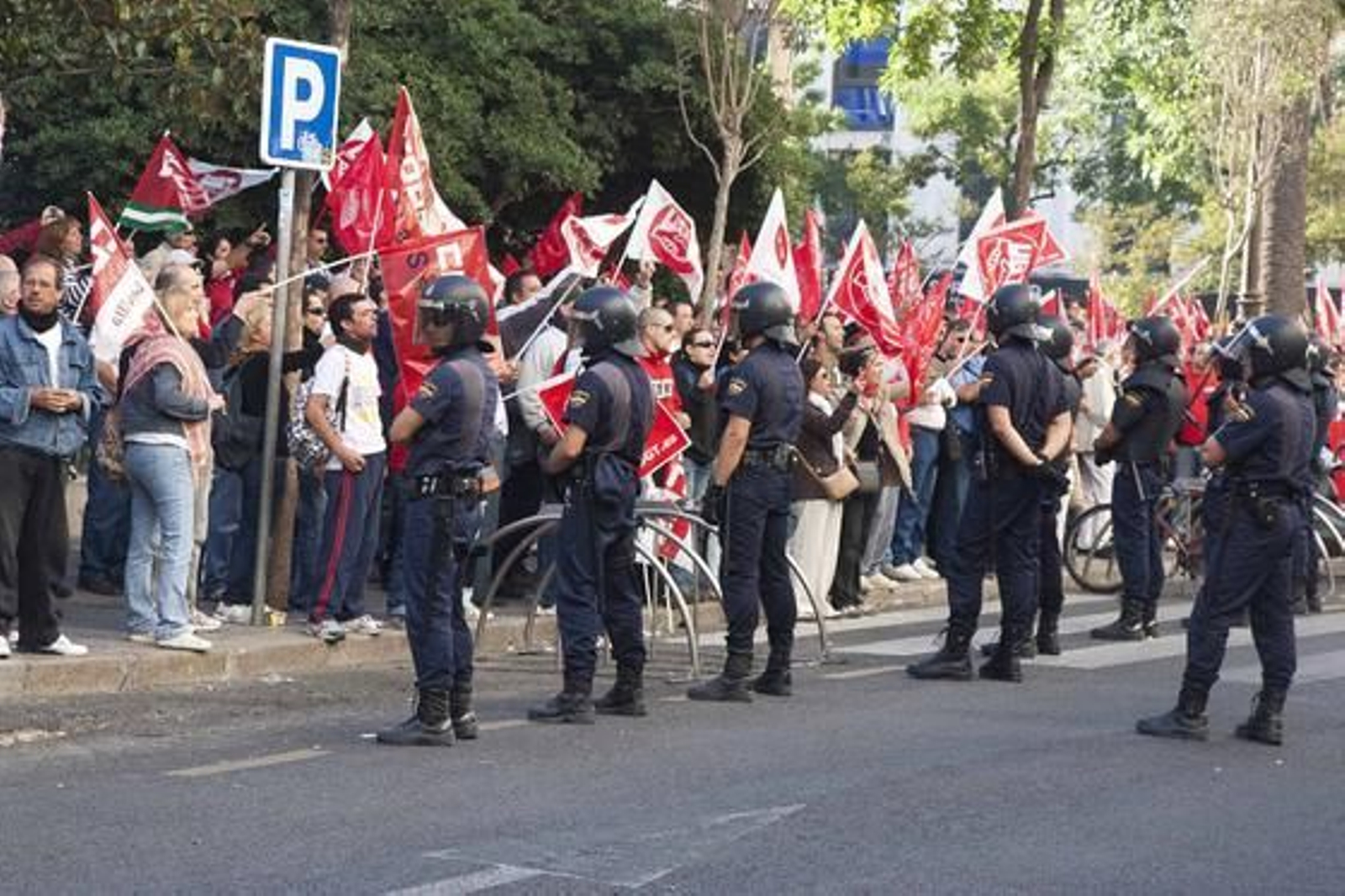 El dispositivo policial intenta controlar a los piquetes informativos que se concentran en la Plaza del Duque.

Foto: Jaime Martínez