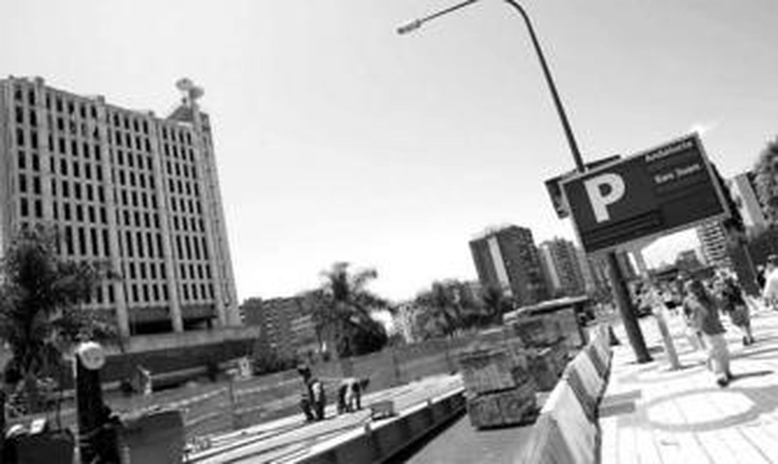 Zona acotada del Puente de Tetuán de la capital por donde pasará el convoy de Gas Natural en los próximos días.