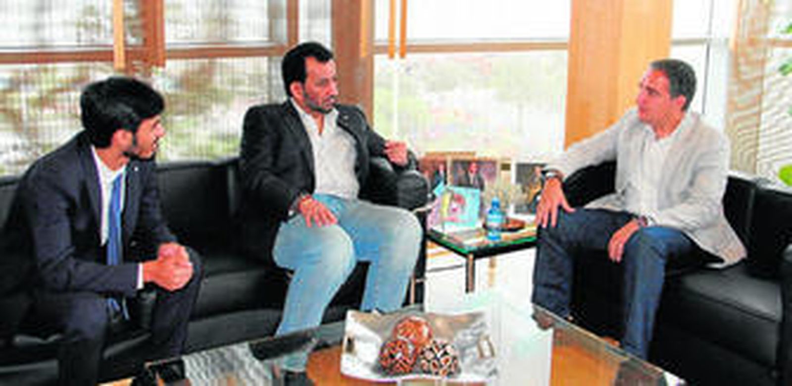 Nayef y Abdullah Al-Thani departen con Elías Bendodo en la sede de la Diputación Provincial.