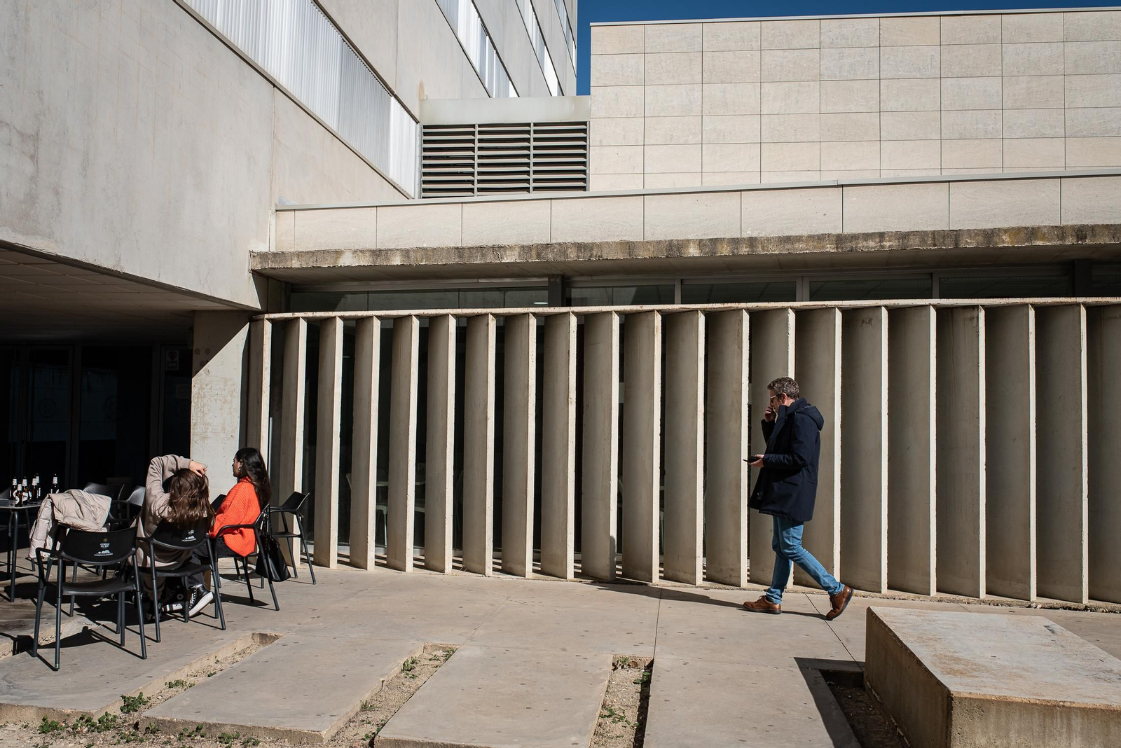 Imágenes de las reacciones en la Facultad de Trabajo Social, lugar de estudio de las tres personas fallecidas en el incendio