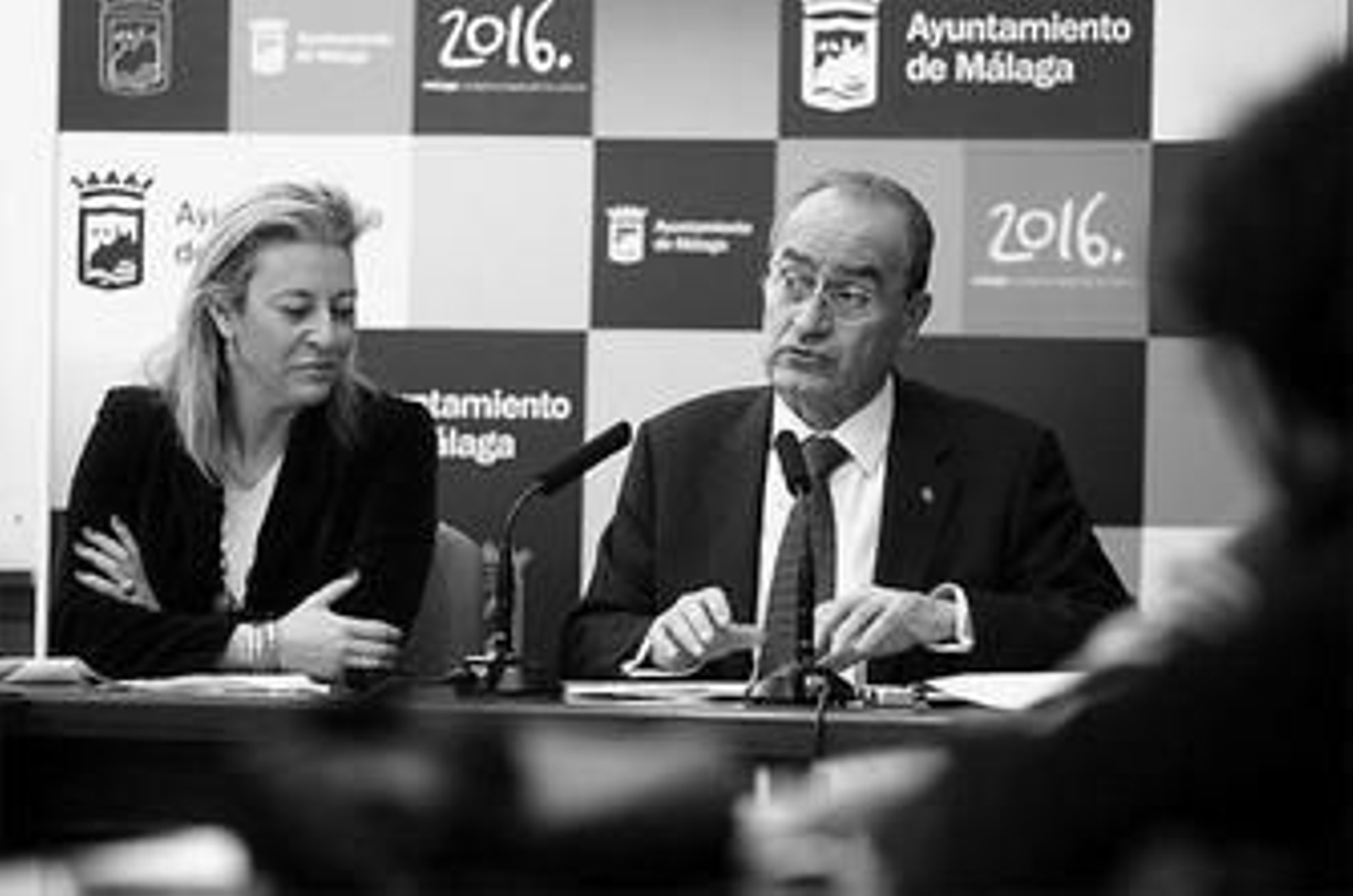 Carolina España, concejal de Economía, y Francisco de la Torre, alcalde de Málaga, ayer.