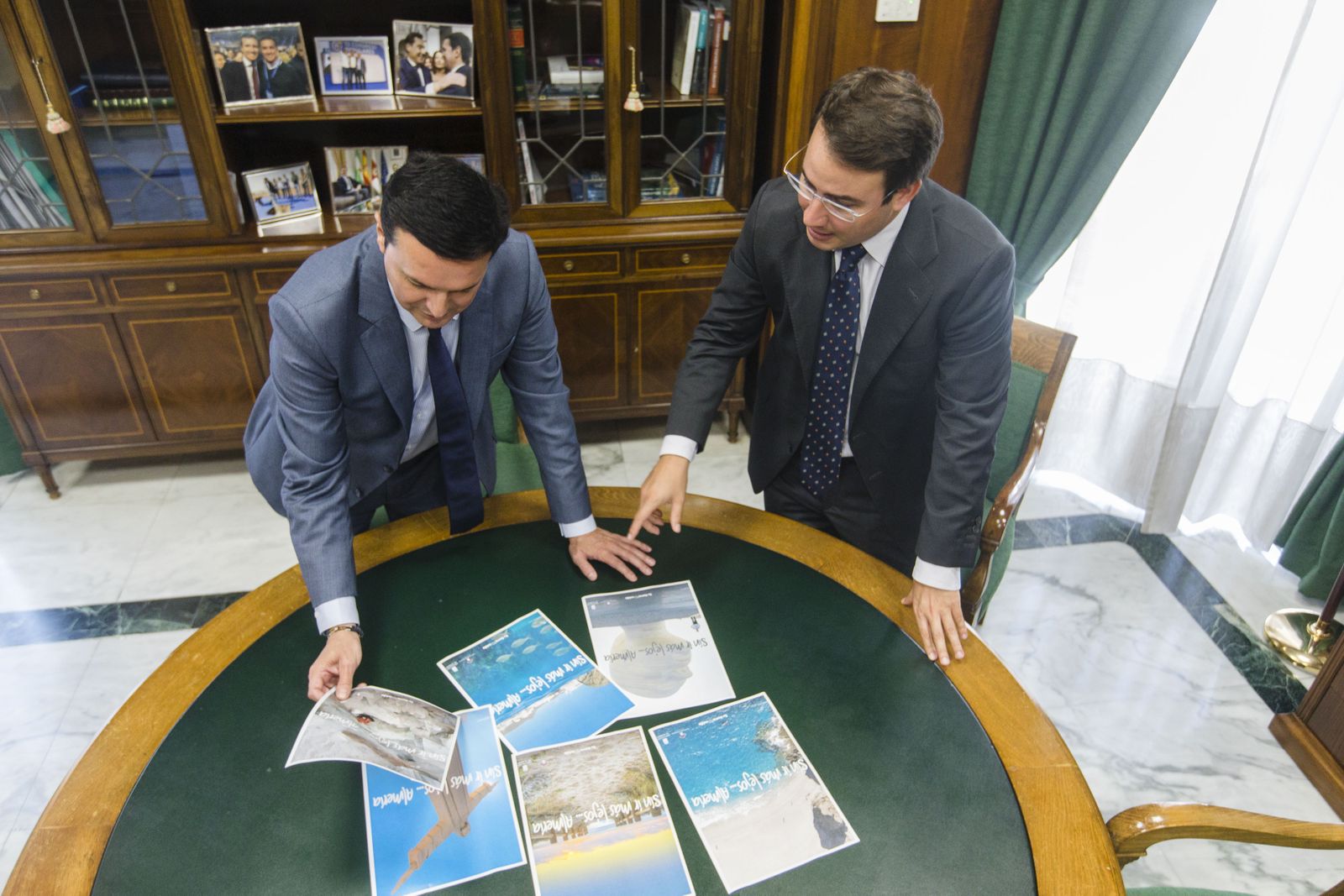 Javier A. García y Fernando Giménez examinan la campaña 'Sin ir más lejos... Almería'