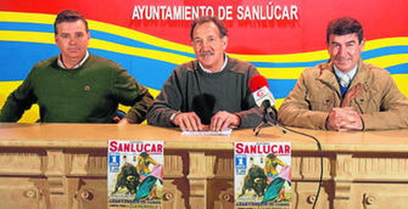 Antonio Caba y Carmelo García, empresarios de la plaza del Pino, presentando los carteles con el concejal delegado de Fiestas Jesús Villegas.