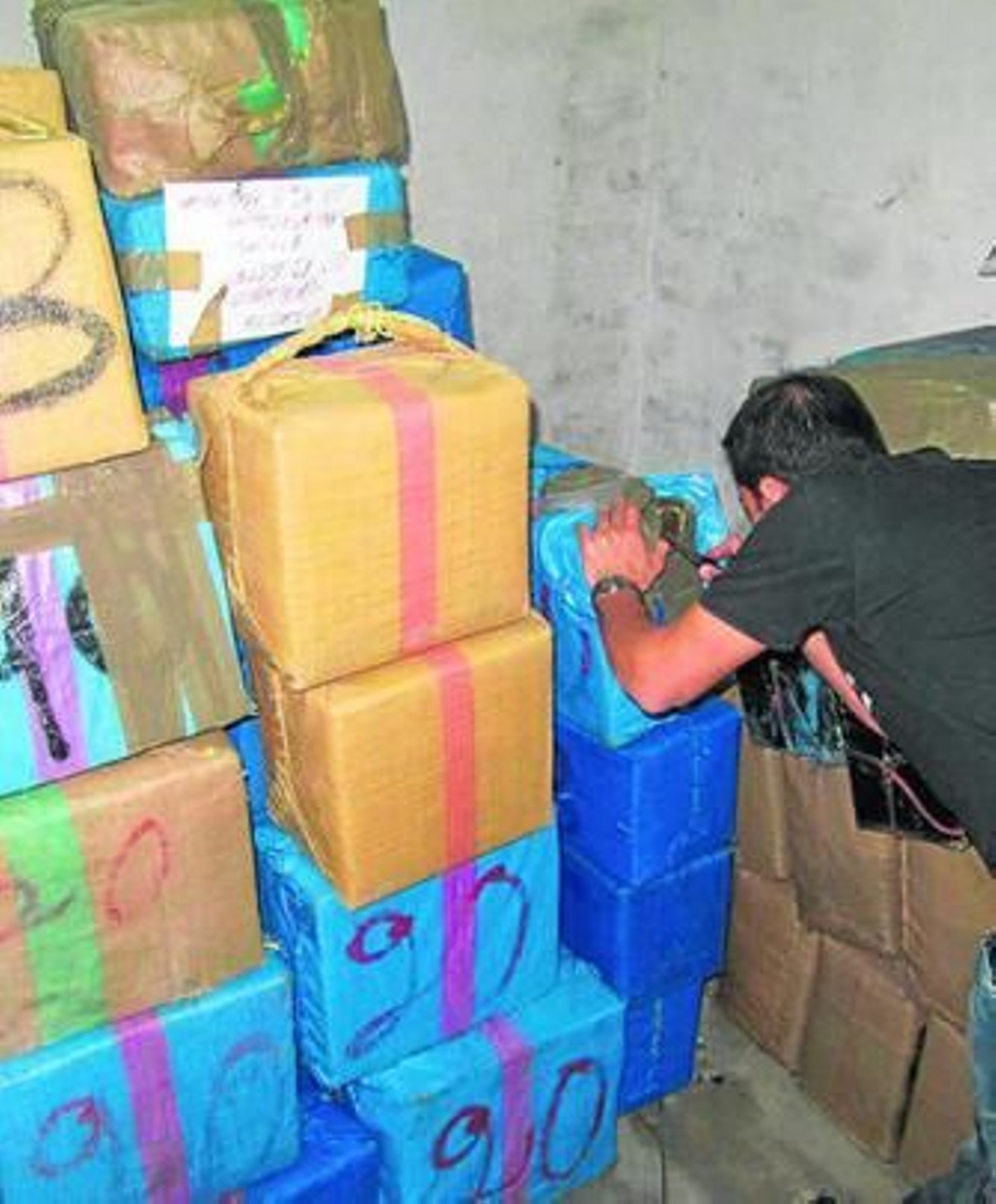 Un agente supervisa los fardos de droga incautada.