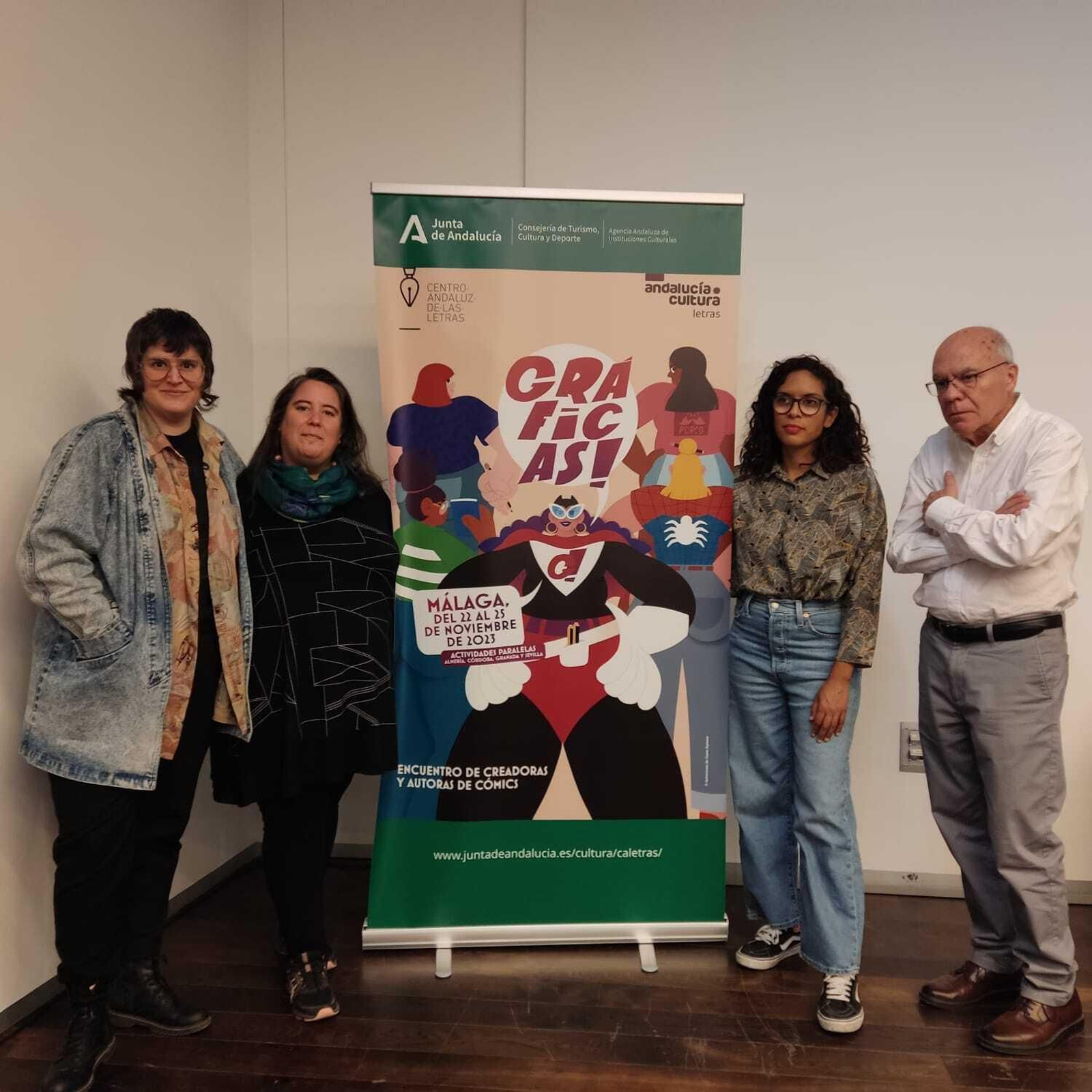 Carla Berrocal, Esther Cruz y Natacha Bustos junto a Justo Navarro, director del CAL.