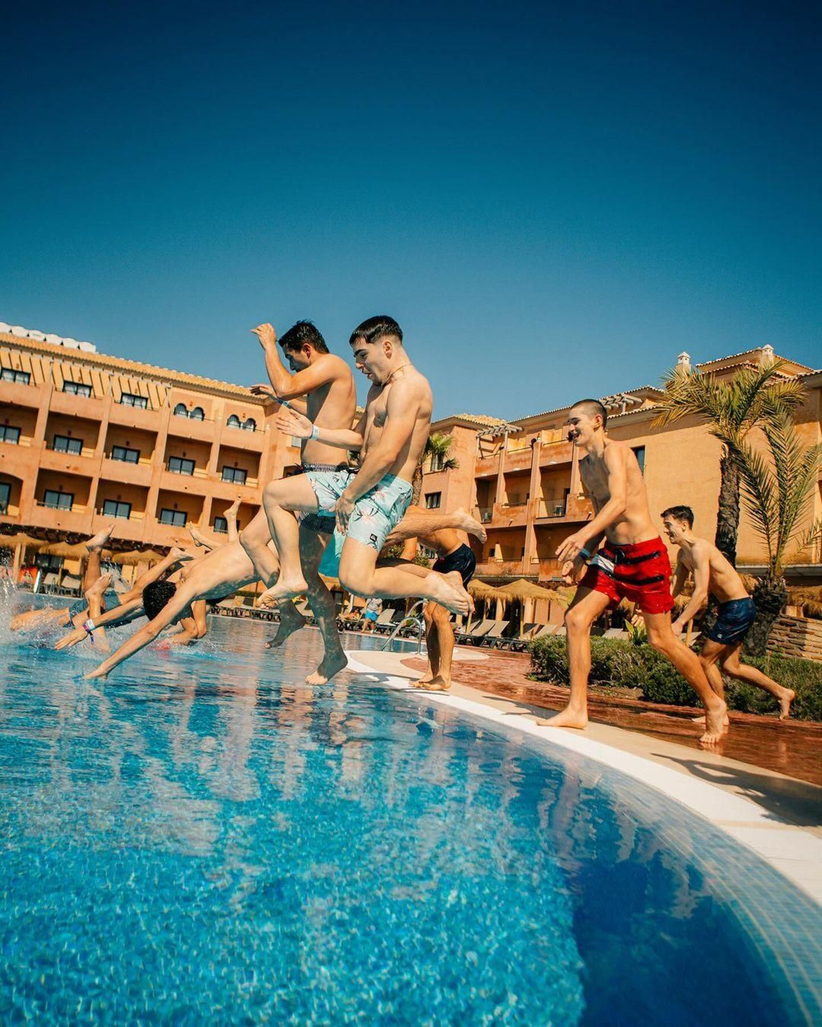 Ambiente en la piscina del Barceló