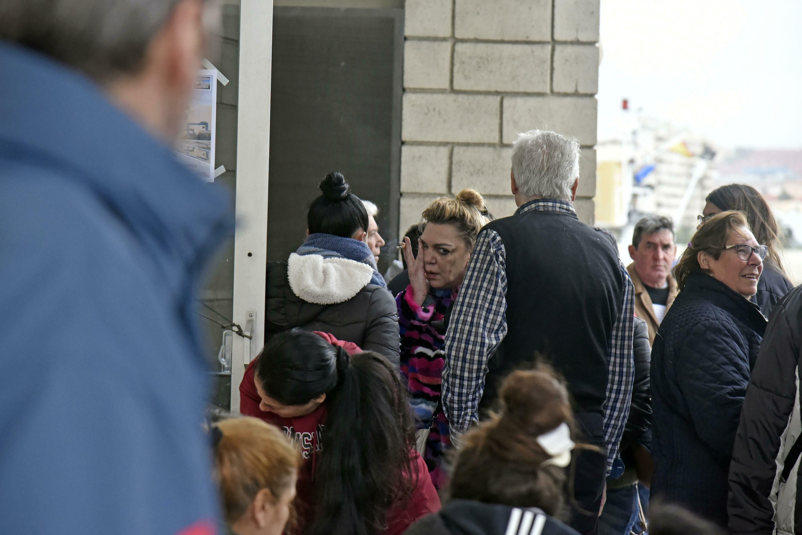 Familiares y allegados de los marineros desaparecidos, a la espera de noticias en la dársena pesquera del Puerto de Algeciras, ayer.