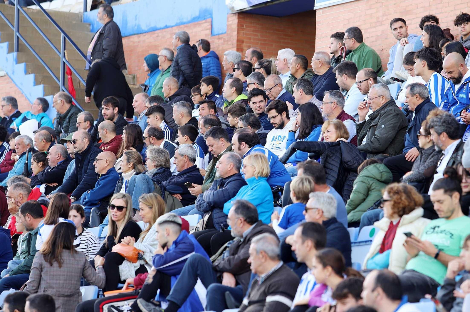 Imágenes del ambiente en las gradas del Nuevo Colombino durante el Recre-Vélez