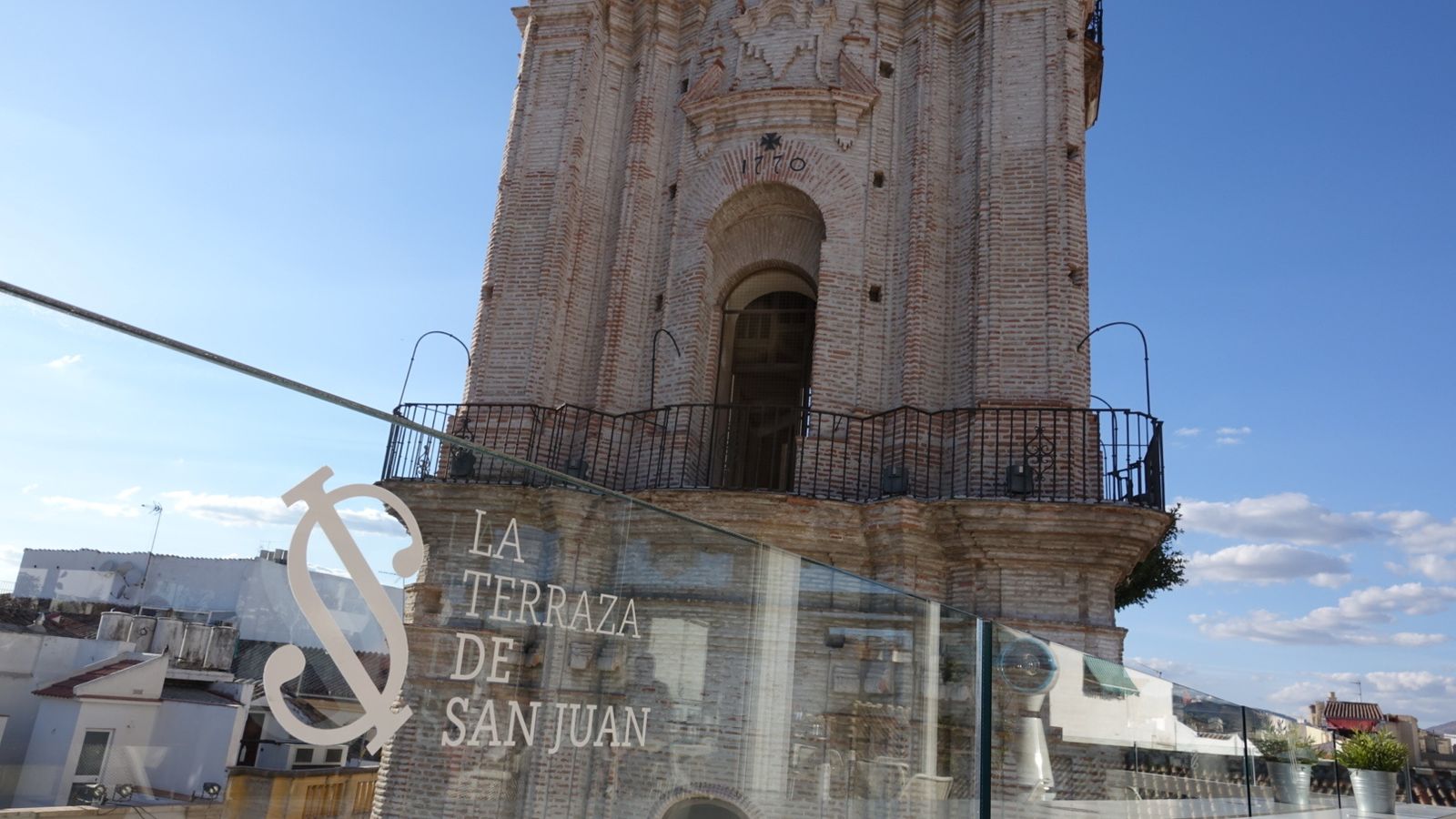 La iglesia de San Juan, desde la terraza homónima.