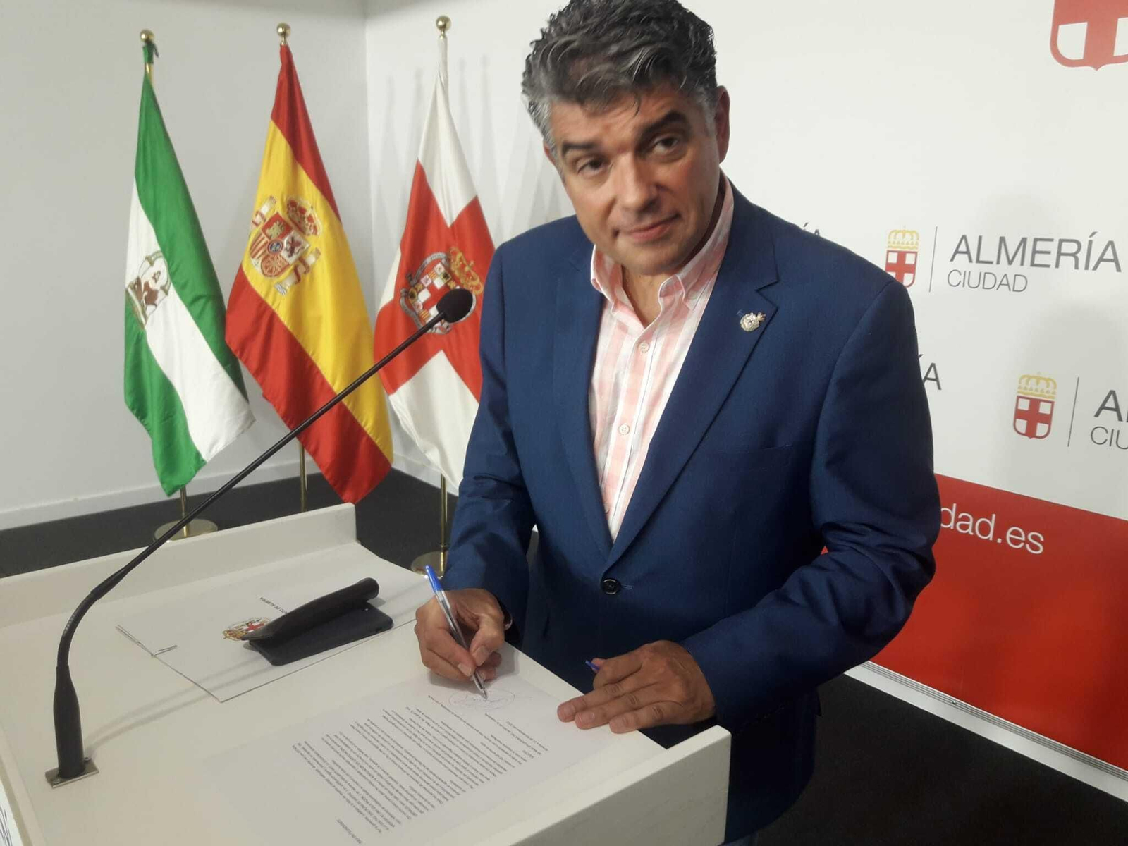 Cazorla firma su baja del partido