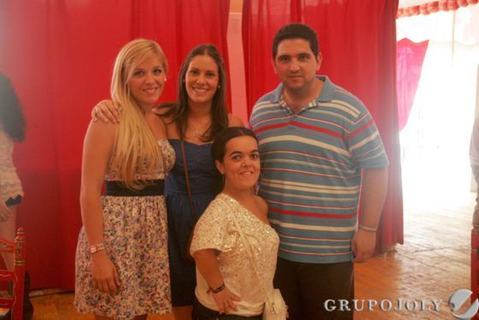 Los algecireños disfrutan de su último día de feria y se reúnen en el Real para contemplar el montaje pirotécnico con el que acaba la fiesta./J.M. Quiñones

Foto: J.M. Quinones