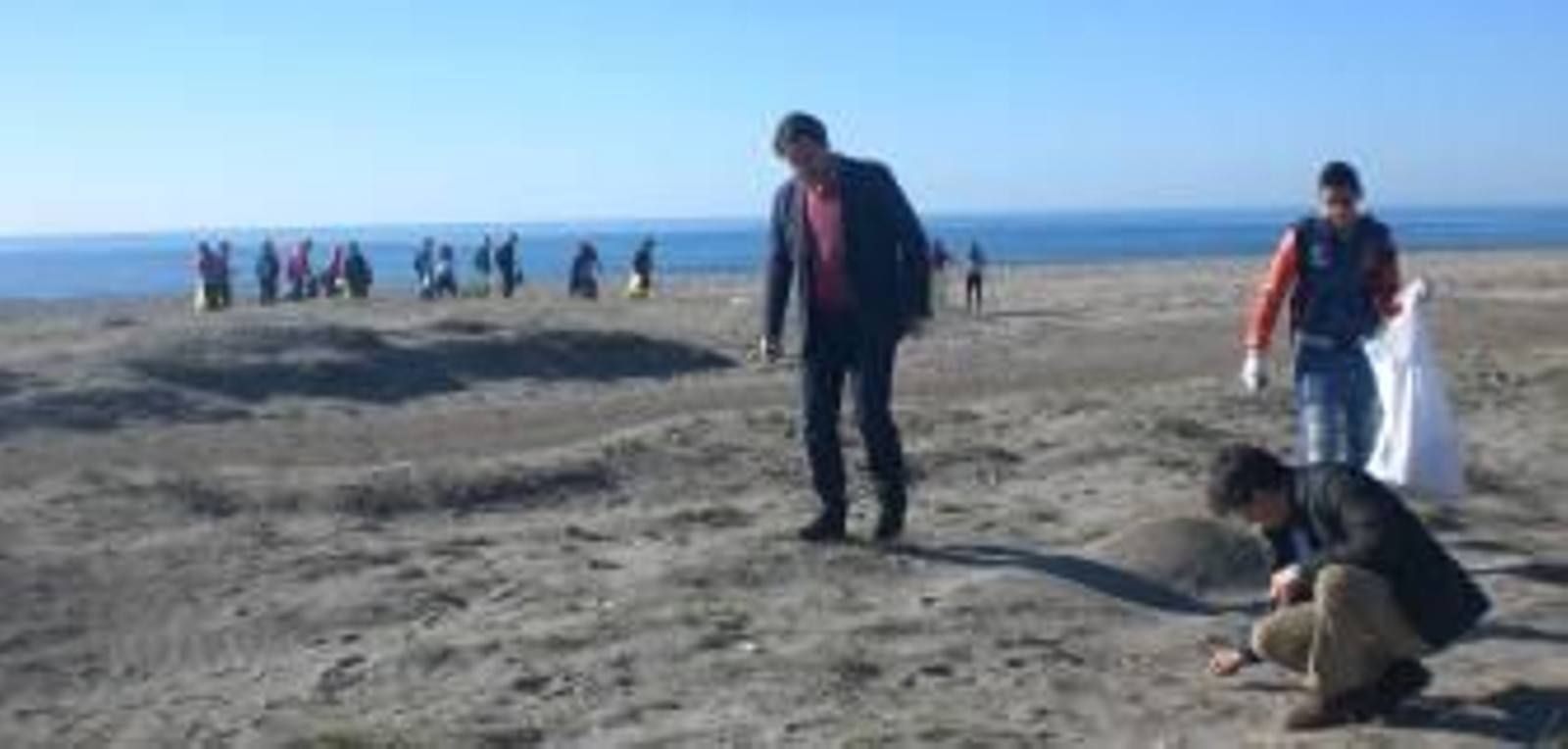 Guzmán visita a los alumnos del IES El Alquián durante la limpieza de la playa de El Perdigal