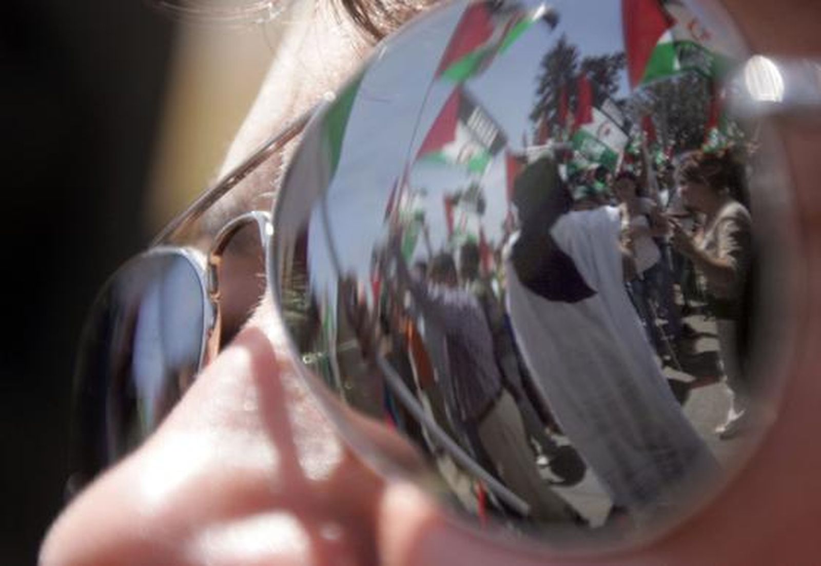 Unas 200 personas reclaman el Sahara libre antes el Consulado de Marruecos donde les responden unos 30 marroquíes gritando y besando la bandera de su país./Fotos:J.M.Quiñones

Foto: J.M.Q.
