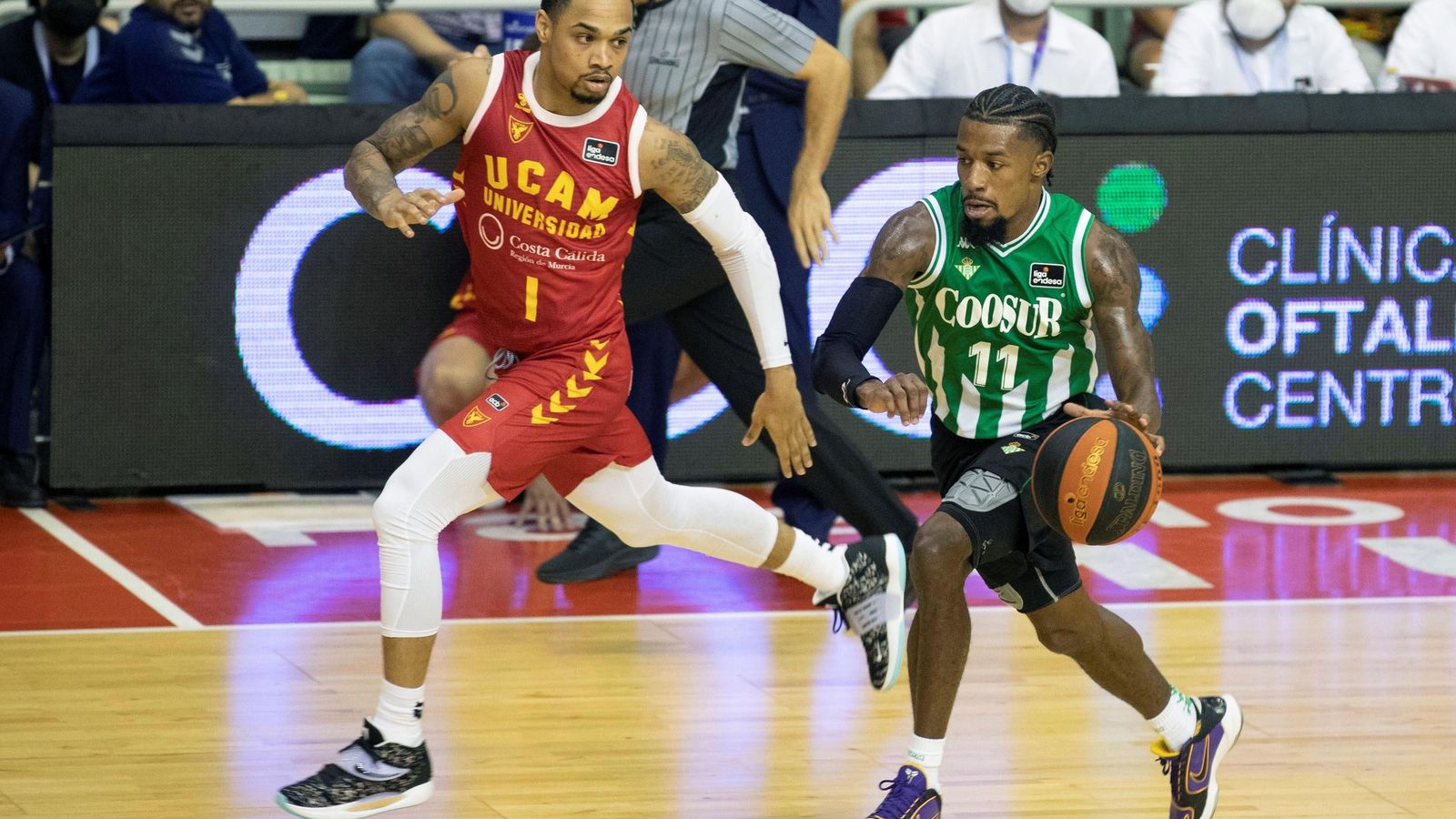 Evans avanza defendido por Davis.