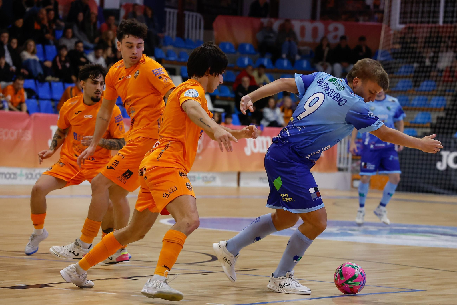 Cristian Rubio conduce el balón ante la presión rival durante el encuentro frente a los gallegos.
