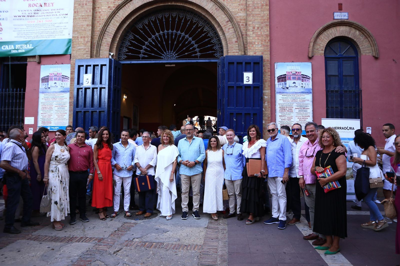 Imágenes de ambiente en el cuarto día de toros en Huelva