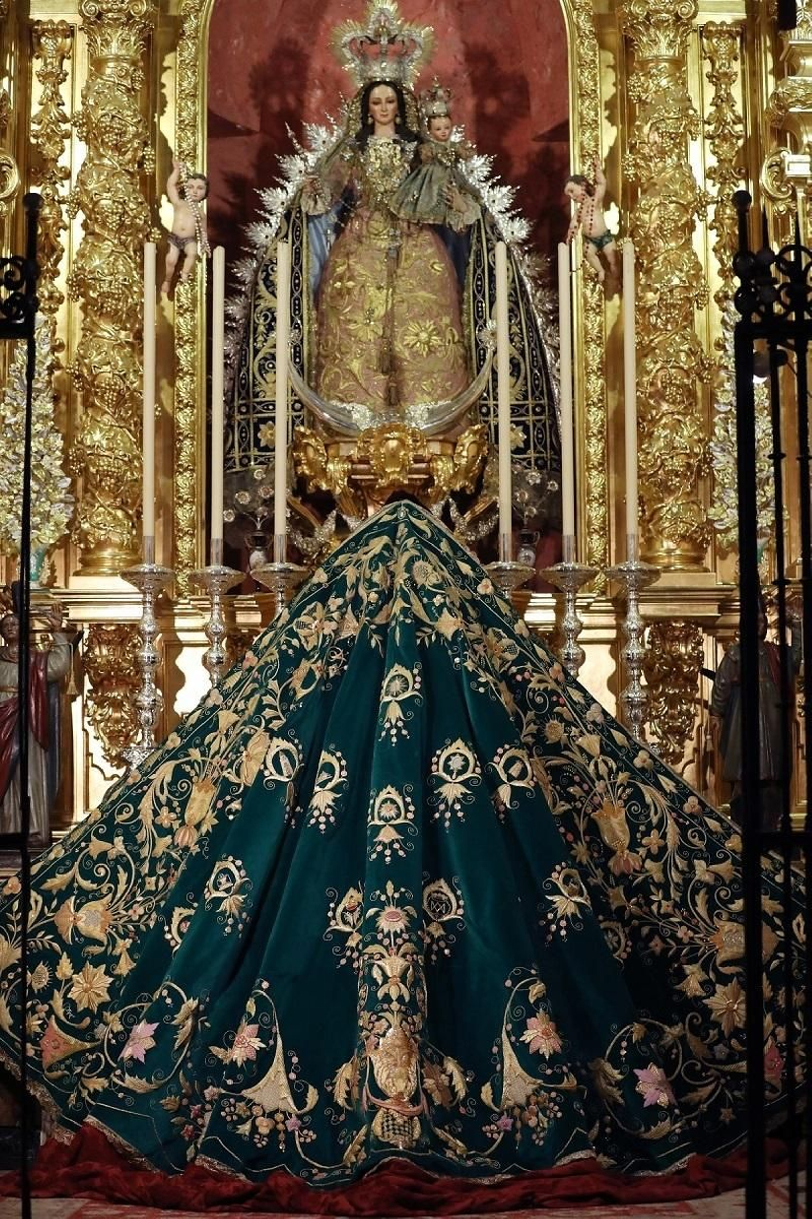 Imagen del nuevo manto de Nuestra Señora de los Remedios.