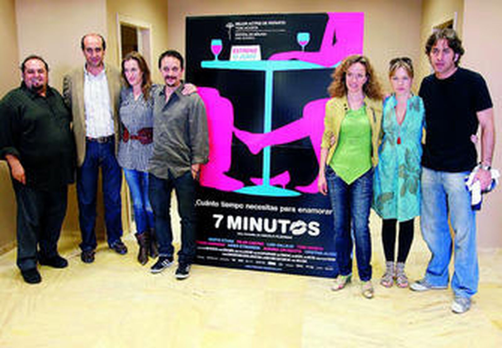 La guionista y directora Daniela Féjerman posa junto a los actores de su película '7 minutos'.