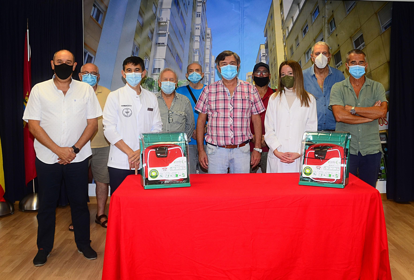 Miembros de la AVV Segunda Aguada junto a los propietarios de las farmacias del barrio donde se instalarán los equipos.