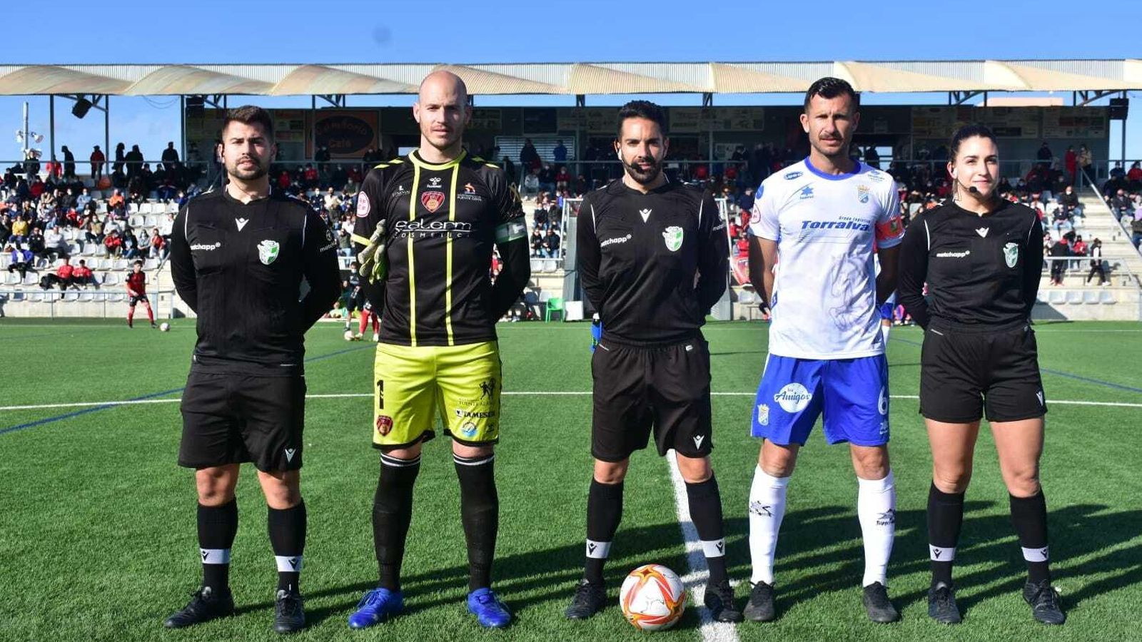 Los capitanes Cristian y Álex Colorado posan con el trío arbitral.