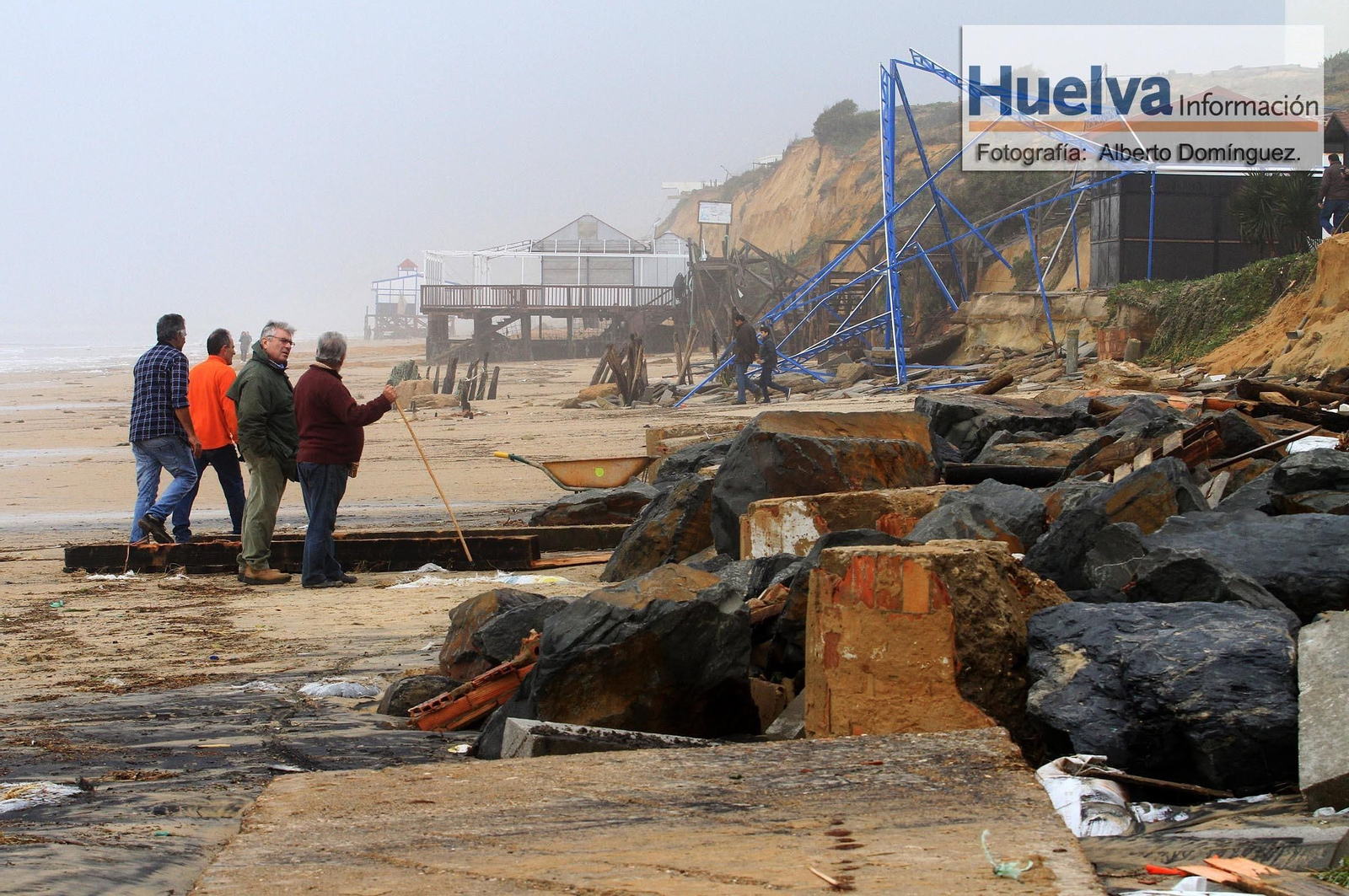 Imágenes del temporal de viento y lluvia en la playa de Matalascañas