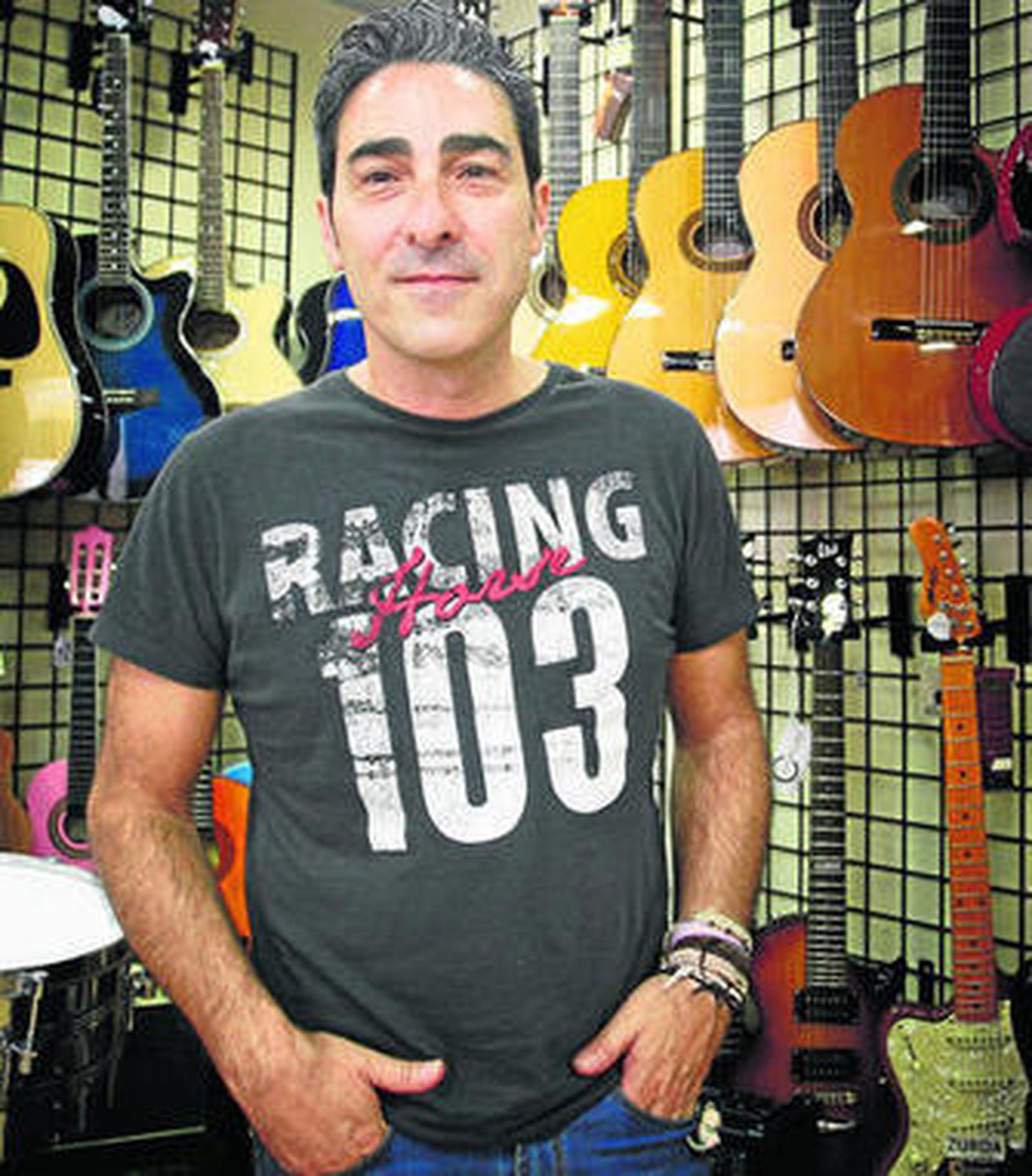 Antonio Martínez Ares, la mañana del viernes, en el establecimientos de instrumentos musicales Enrique.